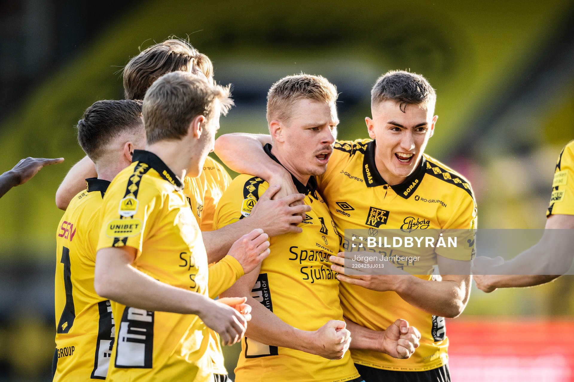 Elfsborgs Per Frick jublar med Gustaf Lagerbielke