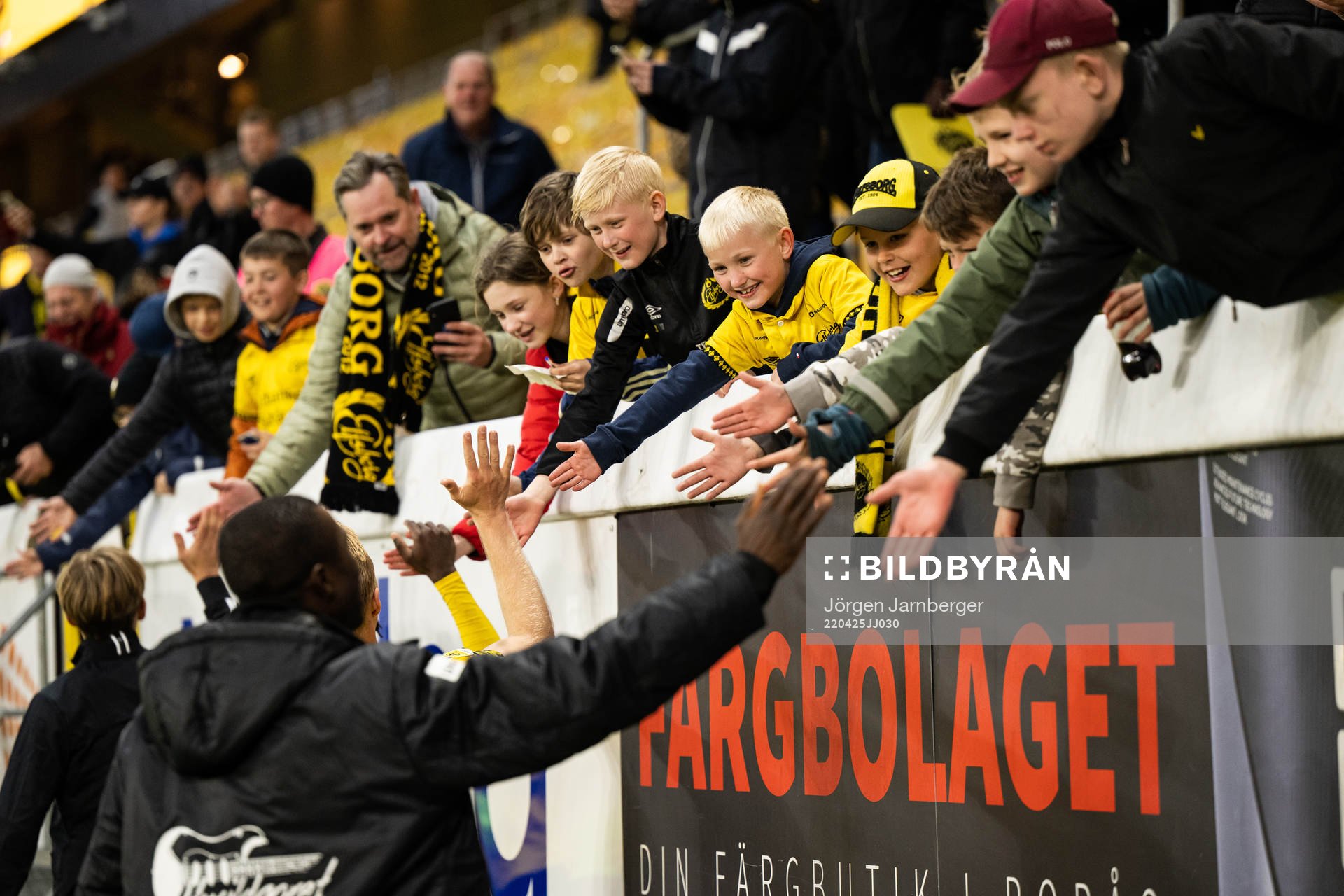 Elfsborgs spelare tackar ungdomar på familjeläktaren efter fotbollsmatchen i Allsvenskan mellan Elfsborg och GIF Sundsvall den 25 april 2022 i Borås.