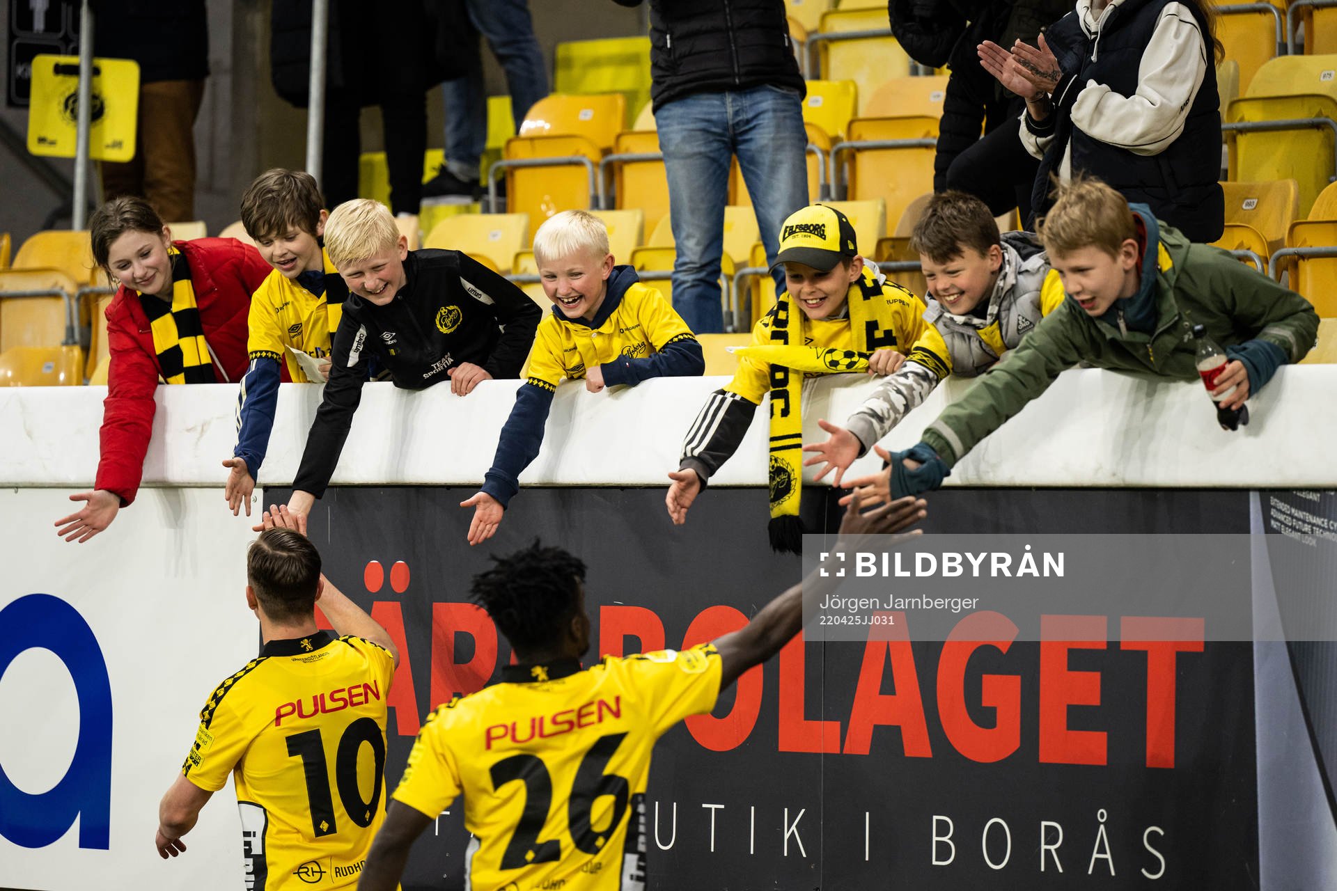 Elfsborgs spelare tackar ungdomar på familjeläktaren efter fotbollsmatchen i Allsvenskan mellan Elfsborg och GIF Sundsvall den 25 april 2022 i Borås.