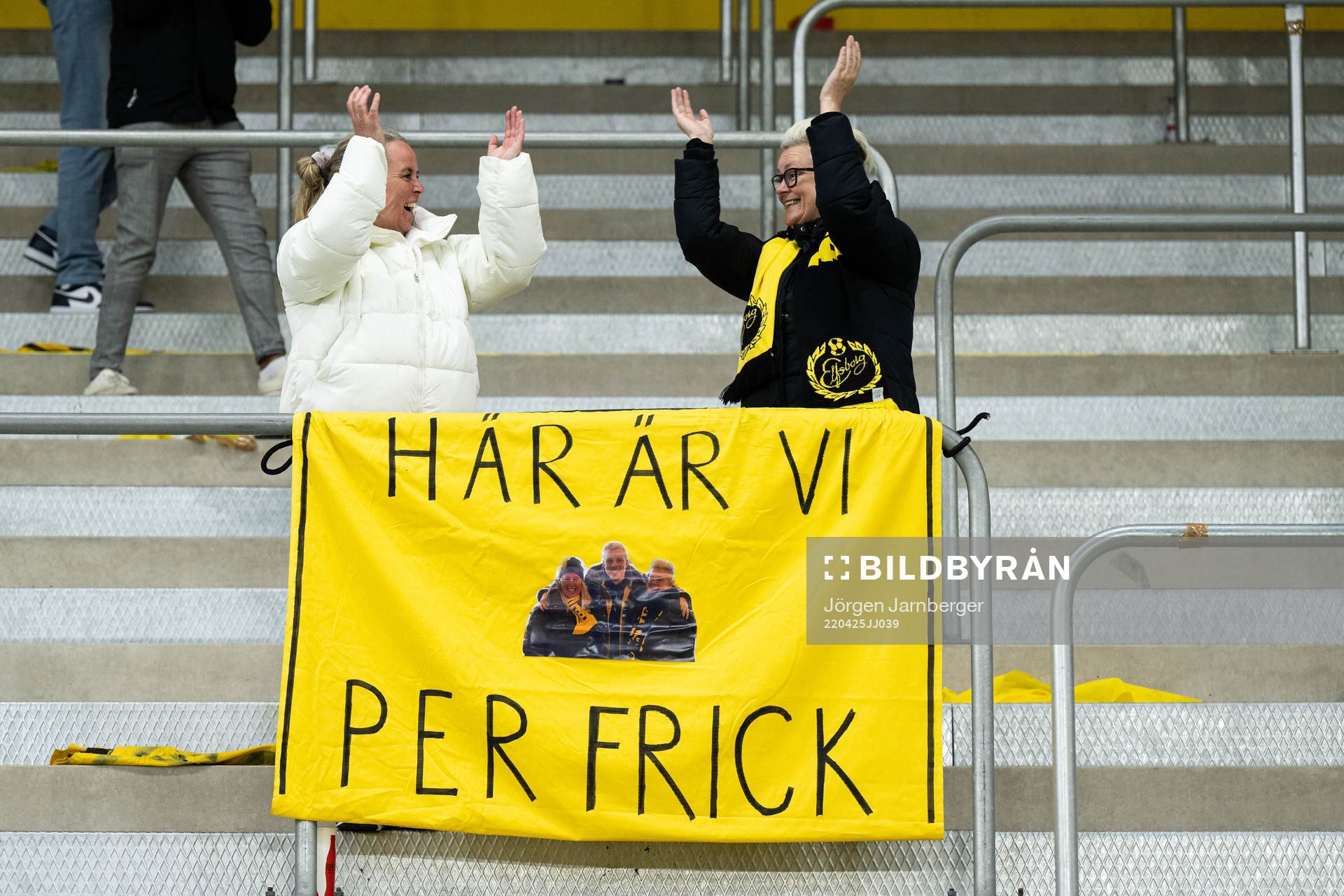 Per Fricks supportrar på läktaren