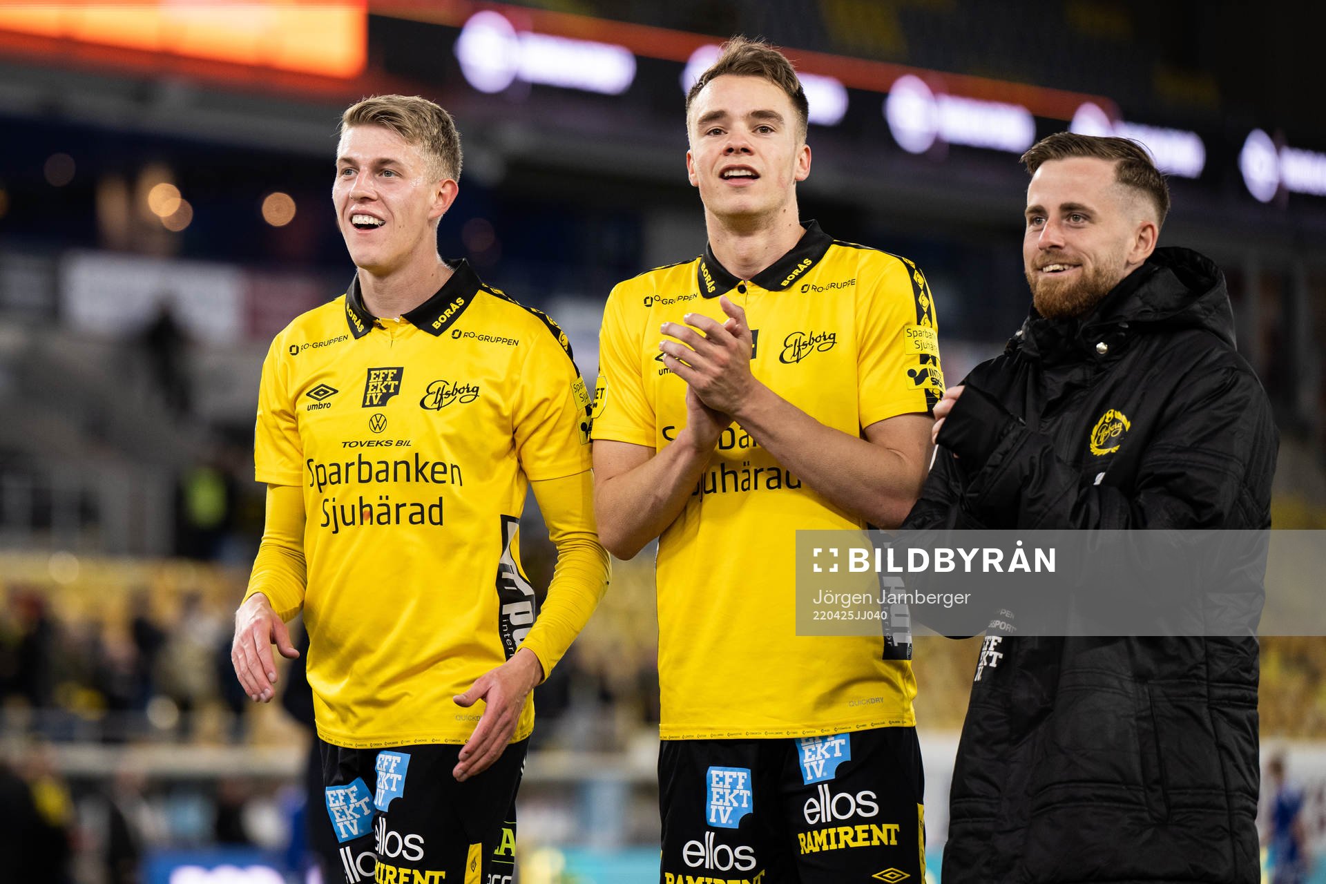 Elfsborgs Alexander Bernhardsson, Leo Väisänen och Rasmus Alm jublar efter fotbollsmatchen i Allsvenskan mellan Elfsborg och GIF Sundsvall den 25 april 2022 i Borås.