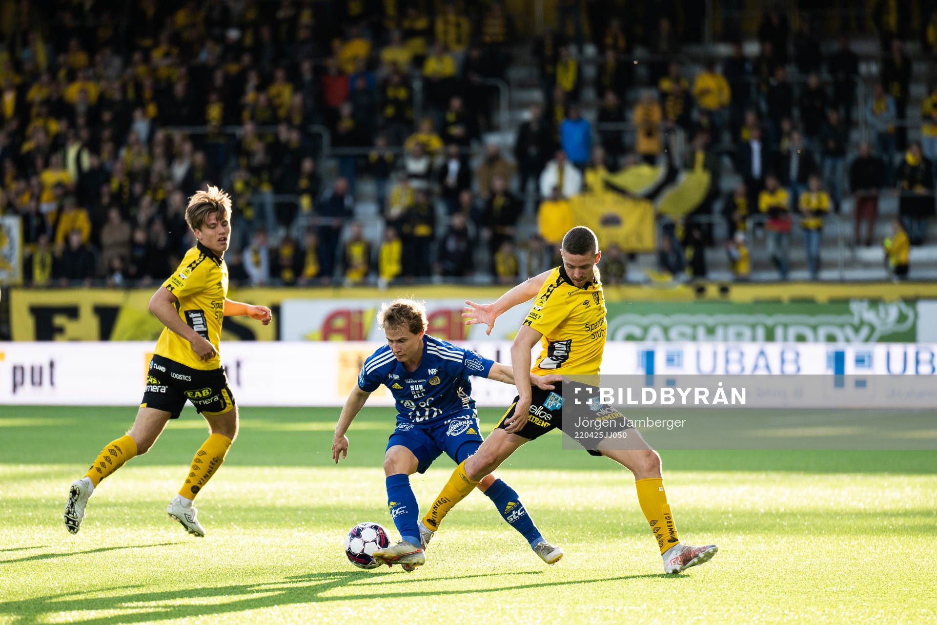 Sundsvalls Saku Ylätupa i kamp med Elfsborgs Oliver Zandén och André Ibsen Rømer under fotbollsmatchen i Allsvenskan mellan Elfsborg och GIF Sundsvall den 25 april 2022 i Borås.
