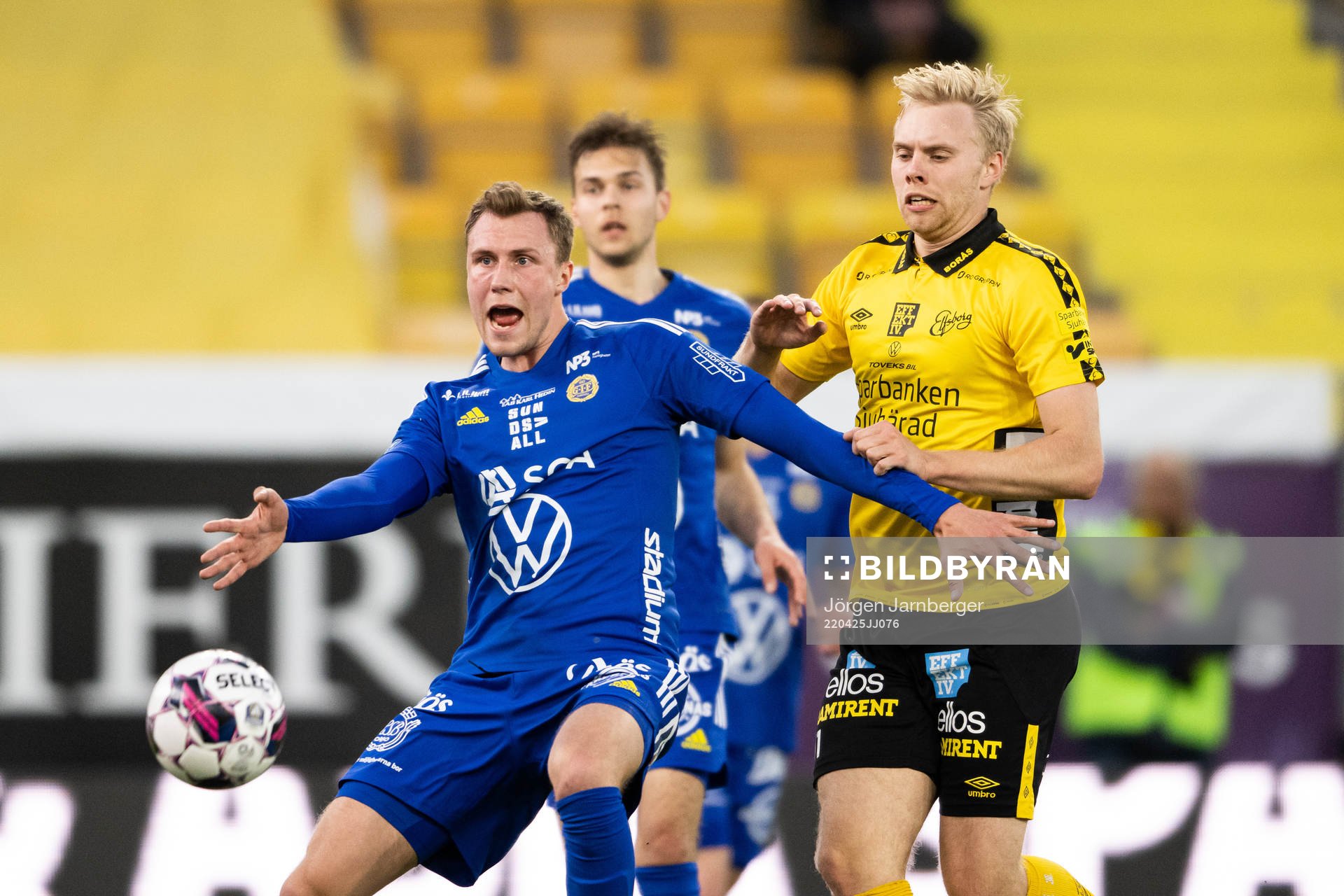 Sundsvalls Niklas Dalhström och Elfsborgs Sveinn Gudjohnsen under fotbollsmatchen i Allsvenskan mellan Elfsborg och GIF Sundsvall den 25 april 2022 i Borås.