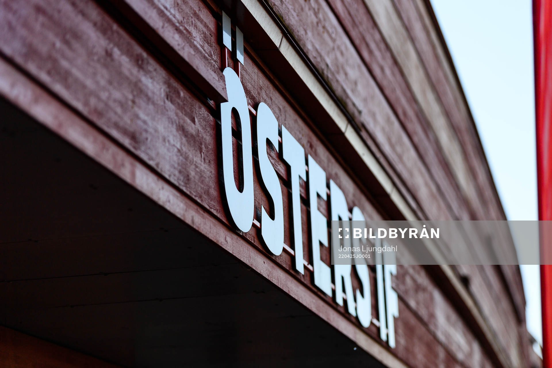 Skylt över Östers ingång till Visma arena under fotbollsmatchen i Superettan mellan Öster och Västerås SK den 25 april 2022 i Växjö. 