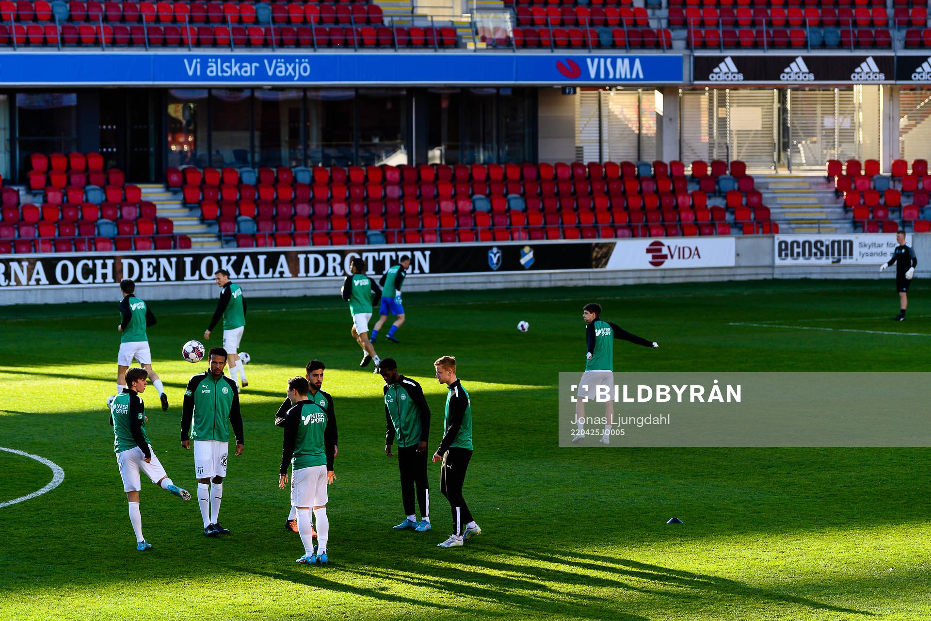 Västerås spelare värmer upp före fotbollsmatchen i
