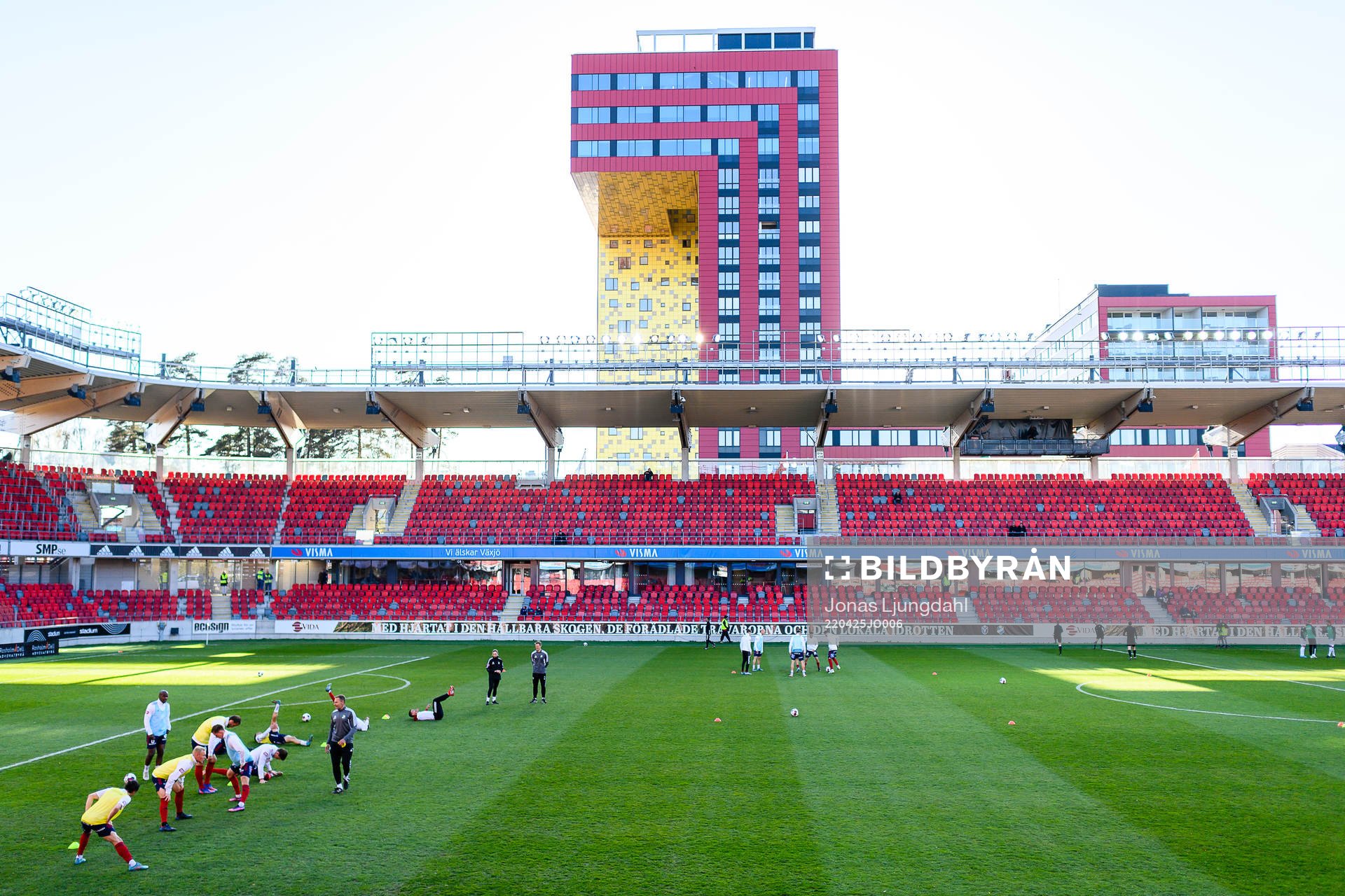 Östers spelare värmer upp före fotbollsmatchen i