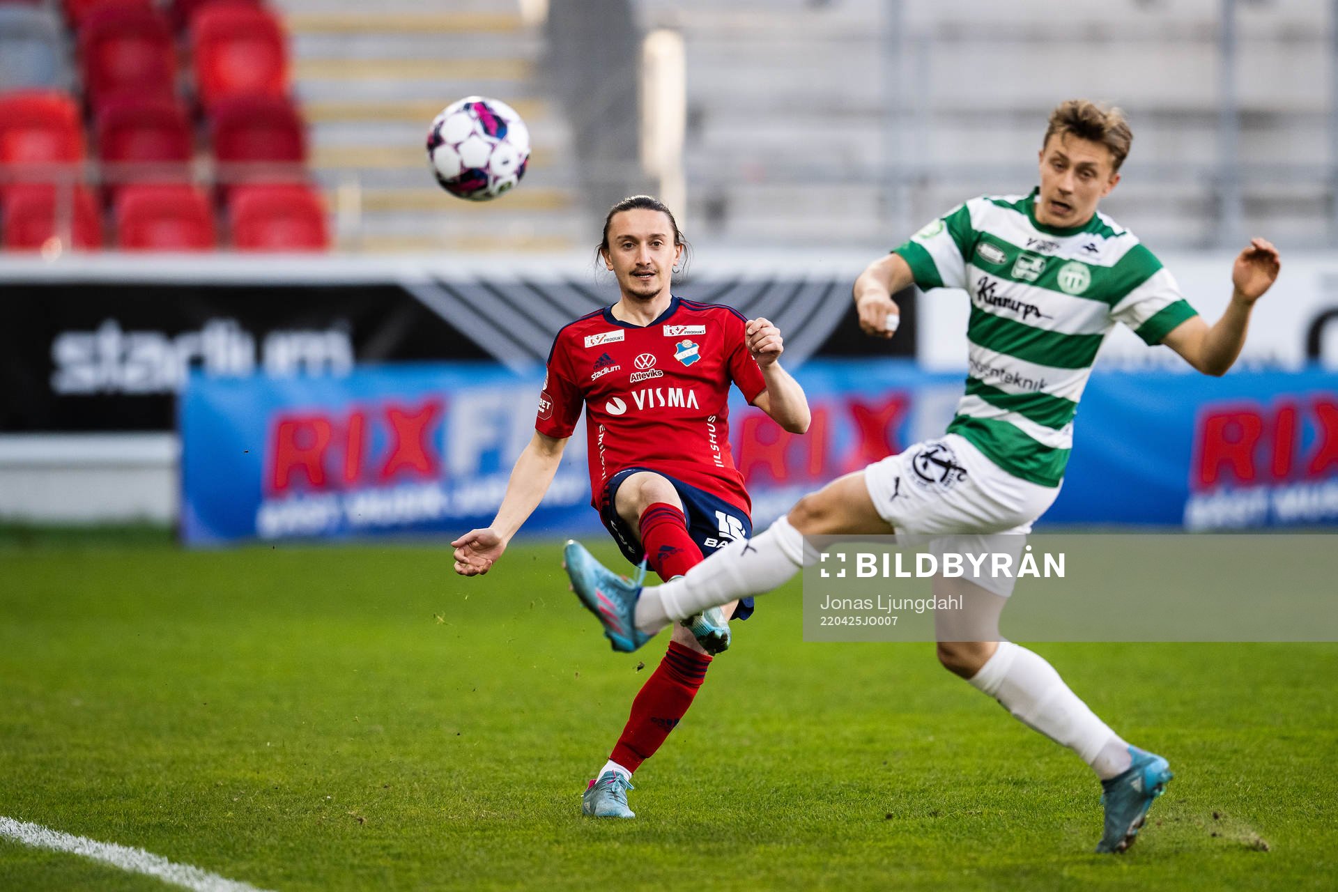 Östers Mattias Pavic och Västerås Simon Gefvert