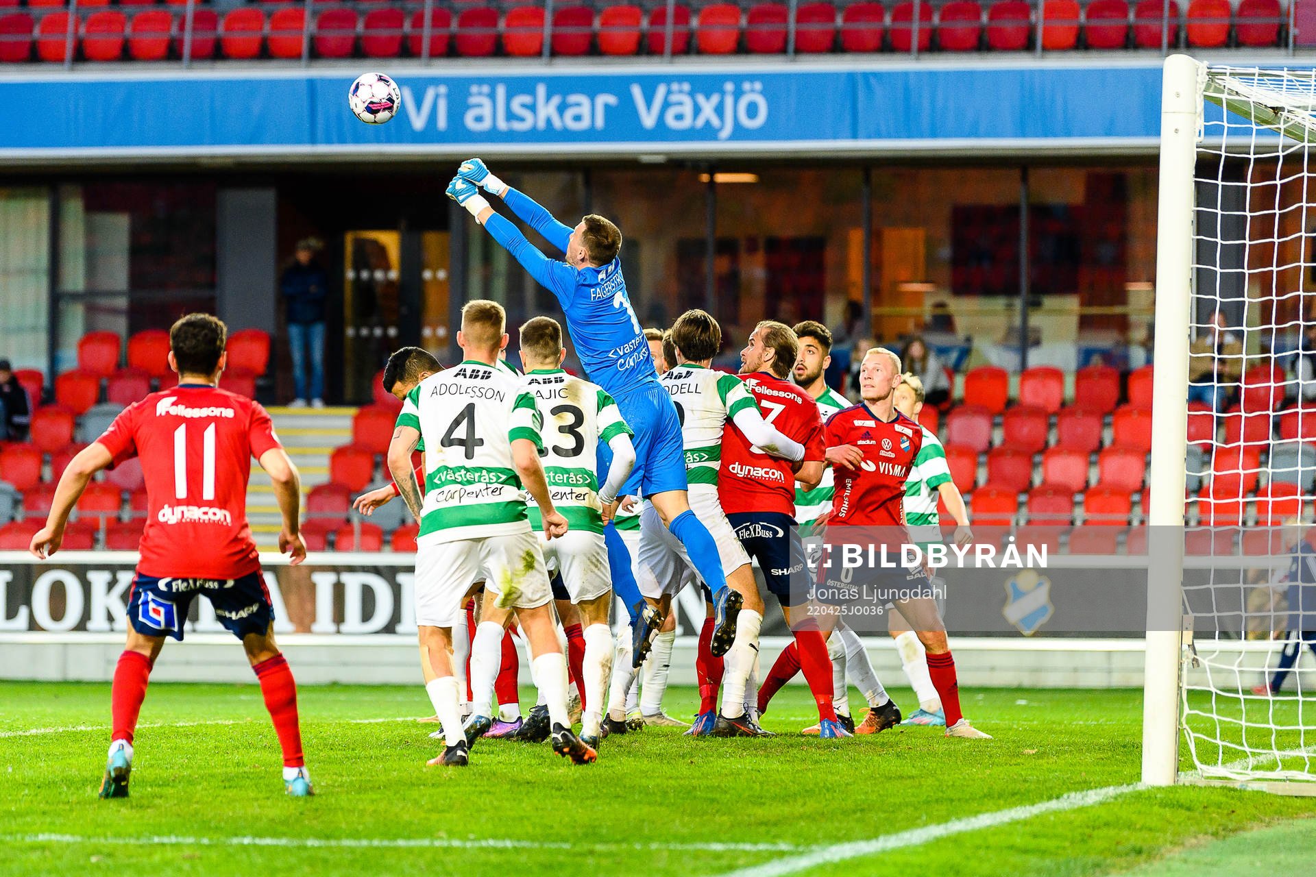 Västerås målvakt Anton Fagerström gör en räddning