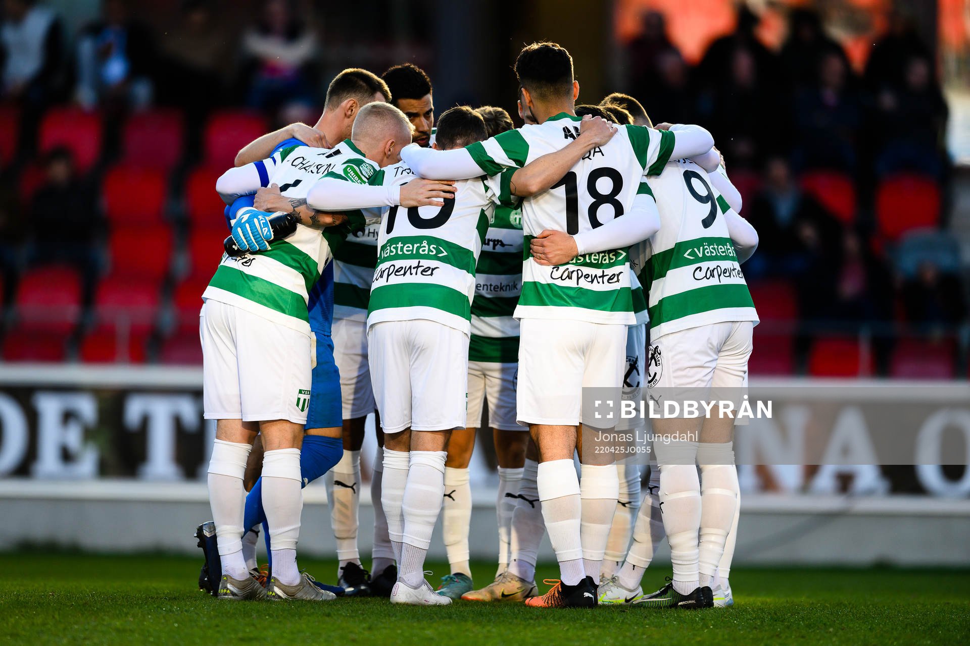 Västerås spelare samlas före avspark under fotbollsmatchen i Superettan mellan Öster och Västerås SK den 25 april 2022 i Växjö. 