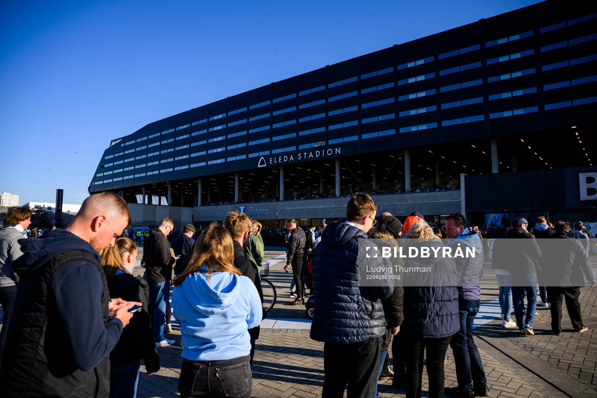 Besökare köar utanför Eleda Stadion för att komma in