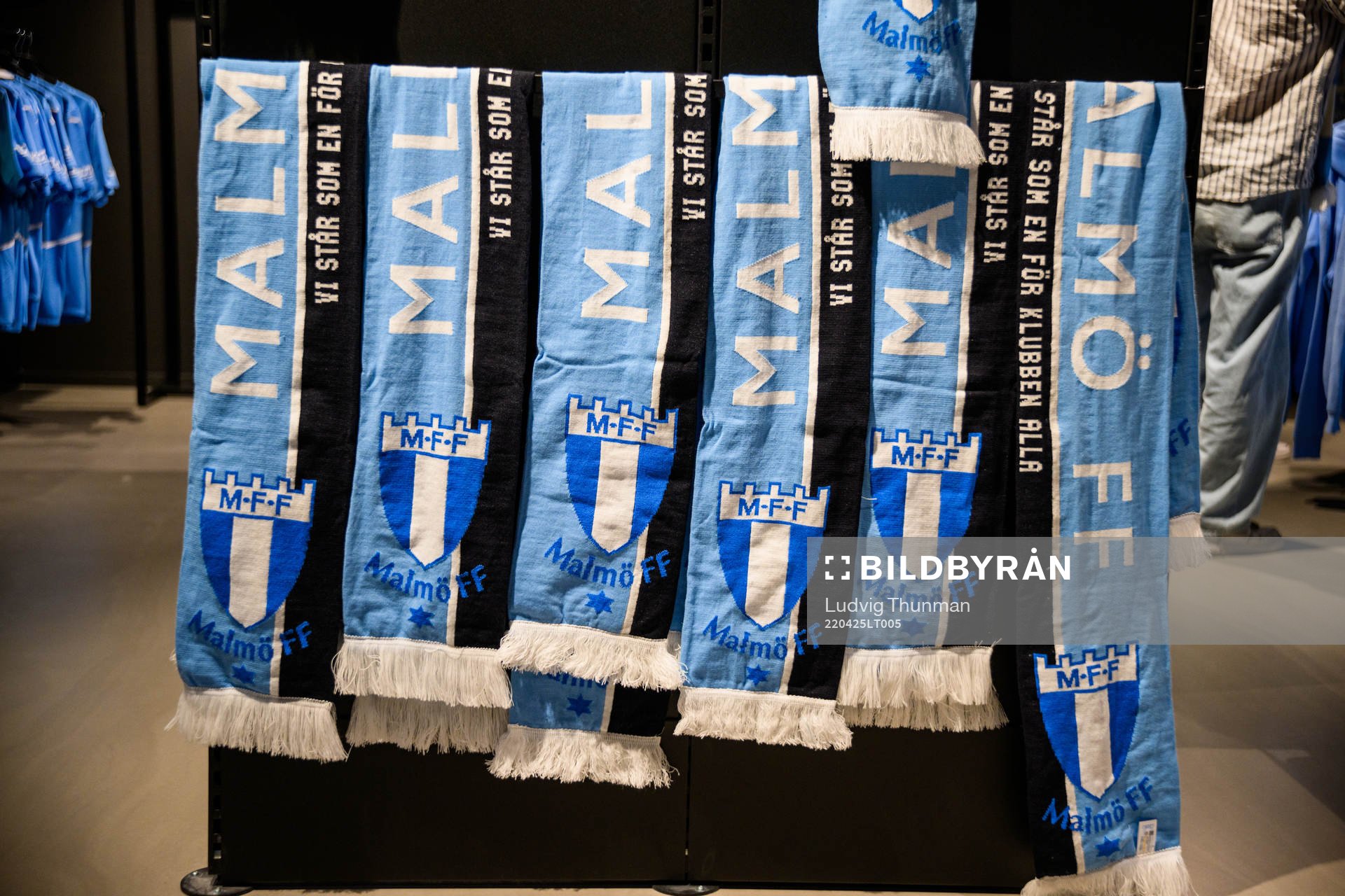 Malmö FFs halsdukar hänger på en stång i shoppen