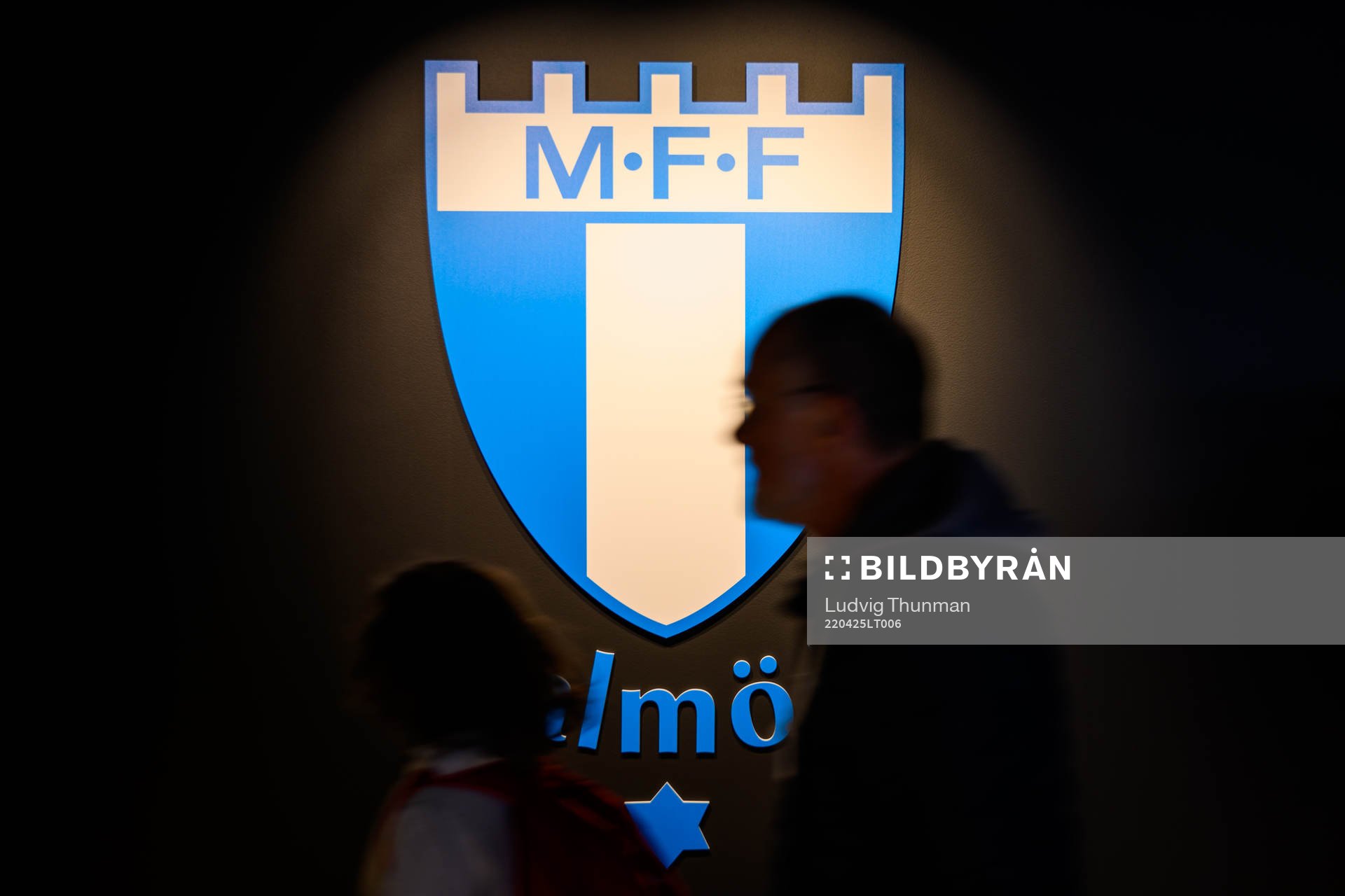 En person passerar Malmö FFs logotype i shopen under fotbollsmatchen i Allsvenskan mellan Malmö FF och IFK Göteborg den 25 april 2022 i Malmö.