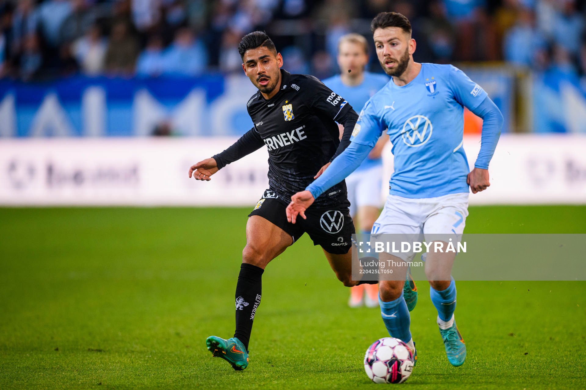 IFK Göteborgs Hosam Aiesh jagar Malmö FFs Erdal Rakip