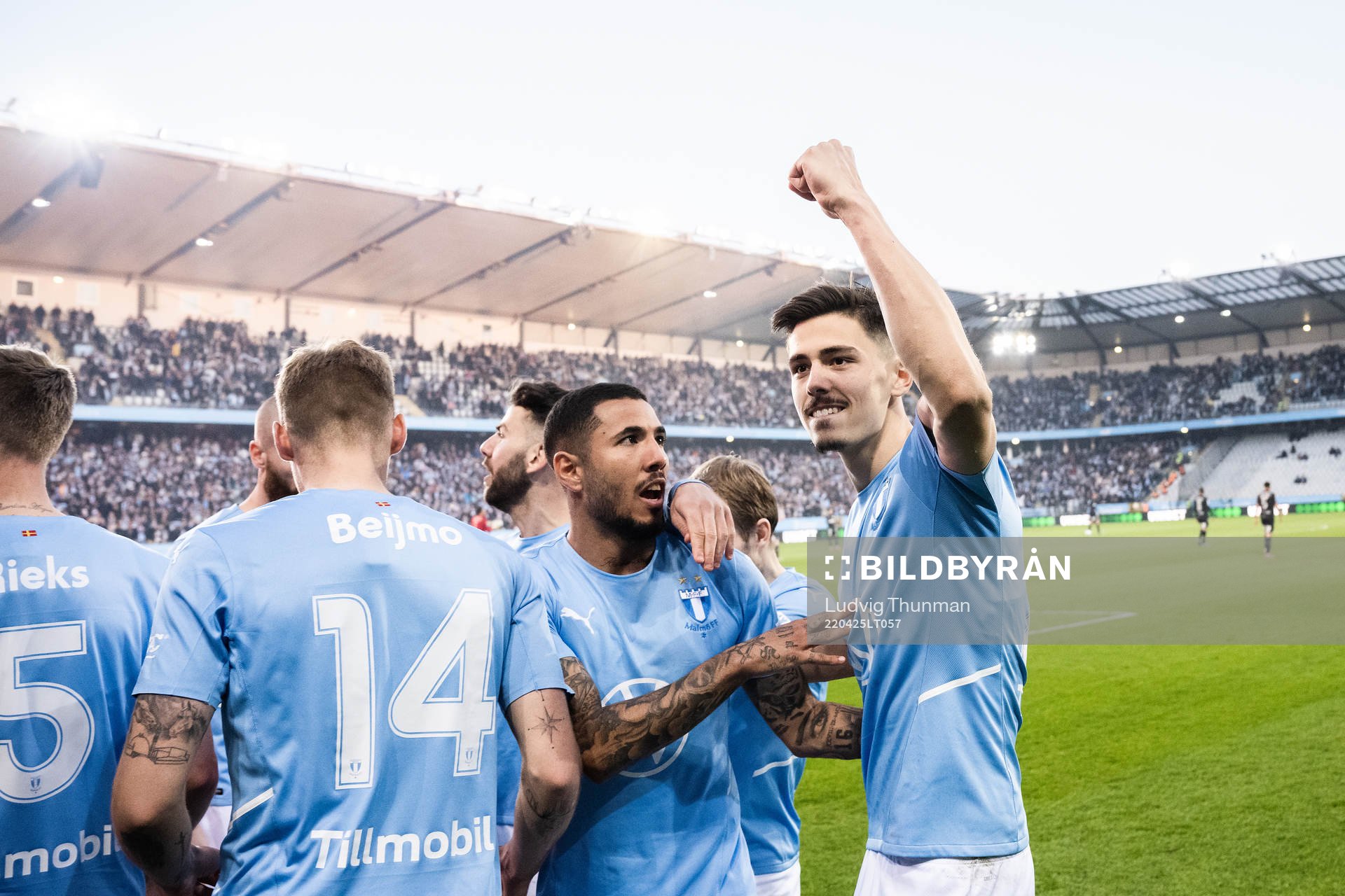 Malmö FFs Dennis Hadzikadunic jublar efter 1-0 under fotbollsmatchen i Allsvenskan mellan Malmö FF och IFK Göteborg den 25 april 2022 i Malmö.