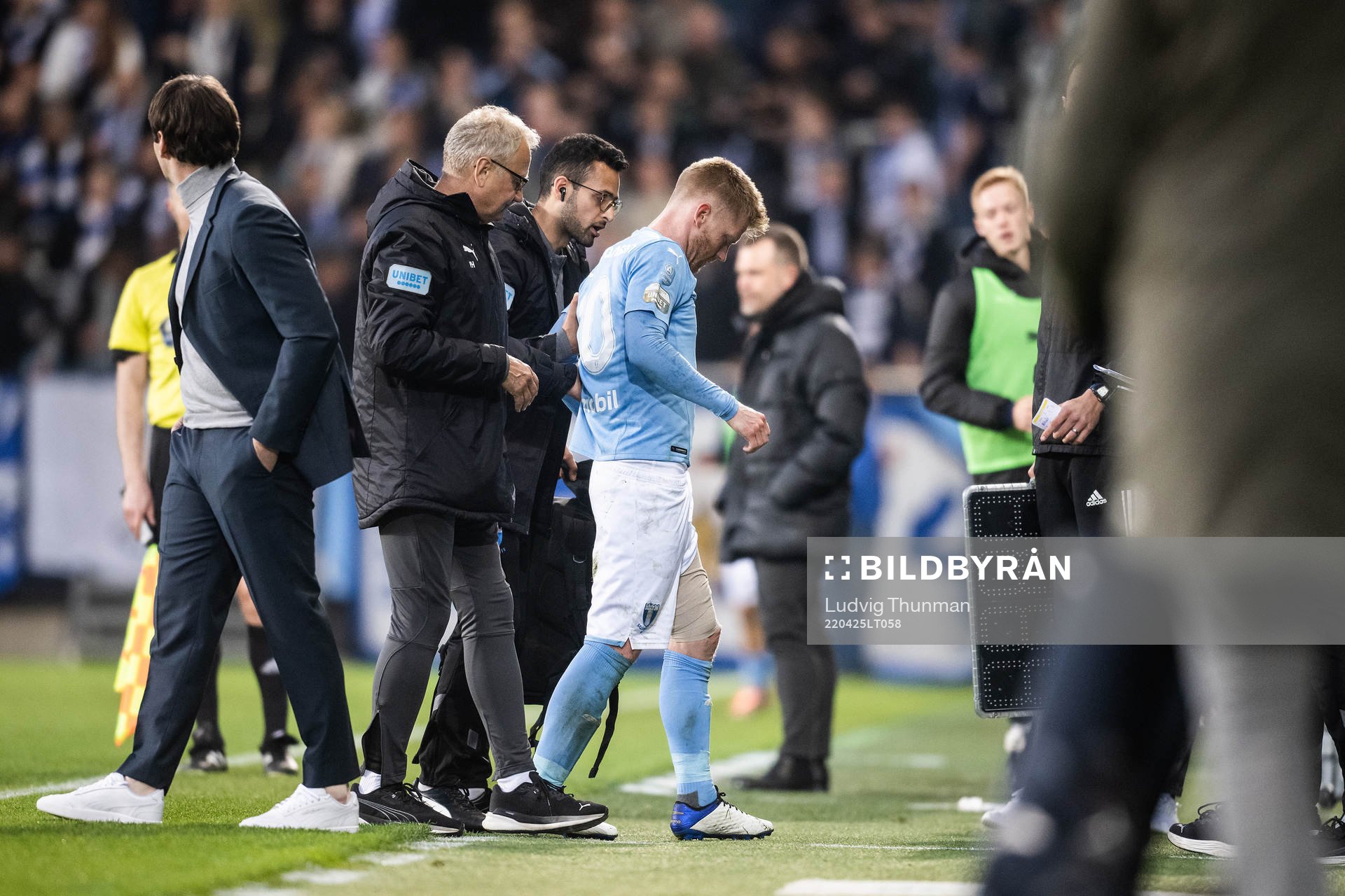 Malmö FFs Anders Christiansen lämnar planen skadad