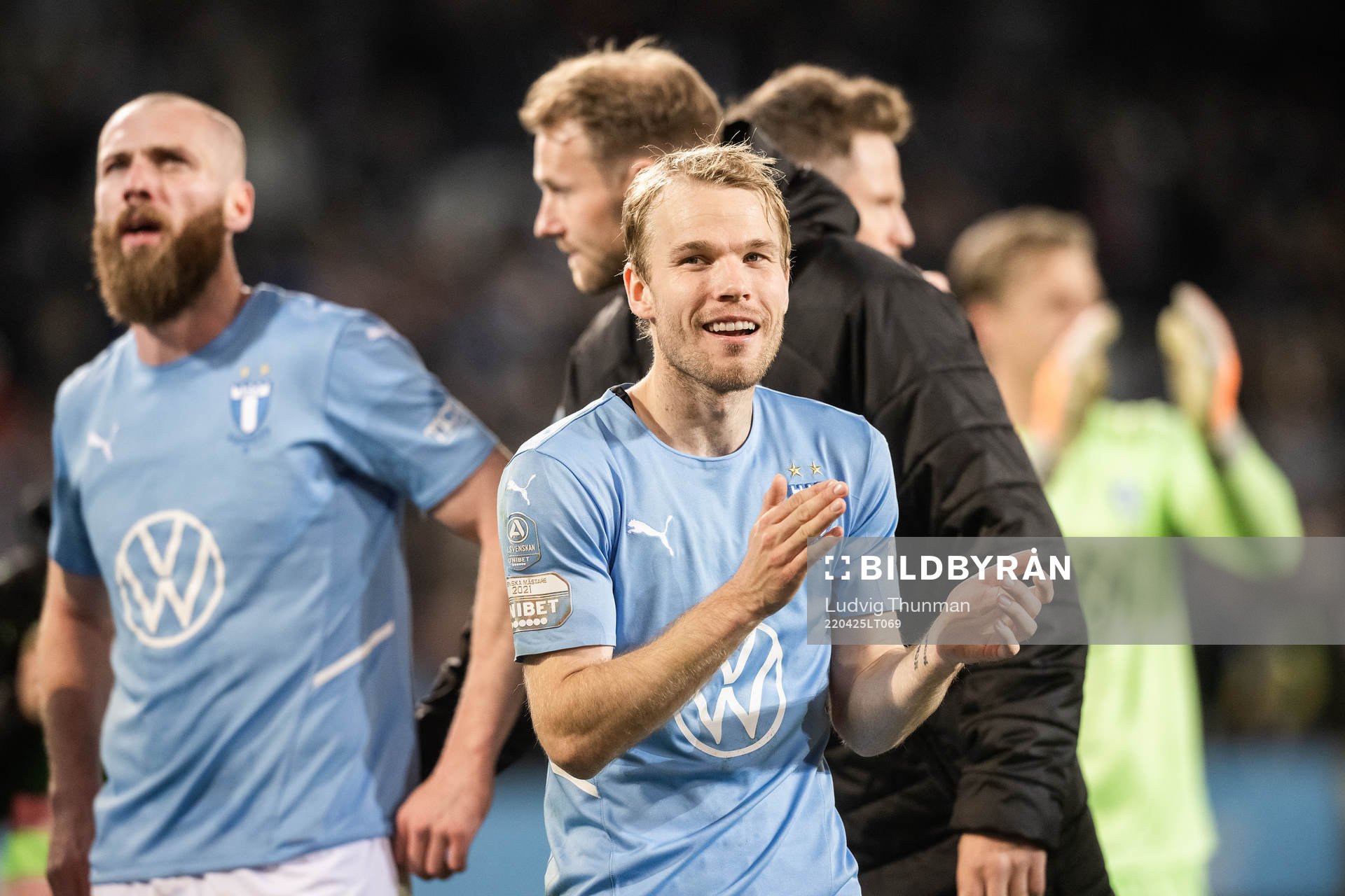 Malmö FFs Oscar Lewicki jublar efter fotbollsmatchen i Allsvenskan mellan Malmö FF och IFK Göteborg den 25 april 2022 i Malmö. 