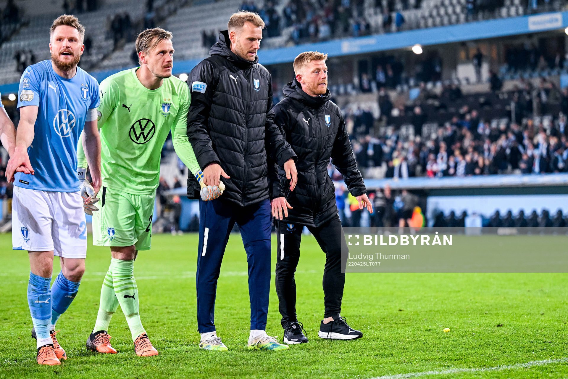 Malmö FFs Anders Christiansen tackar publiken efter fotbollsmatchen i Allsvenskan mellan Malmö FF och IFK Göteborg den 25 april 2022 i Malmö.