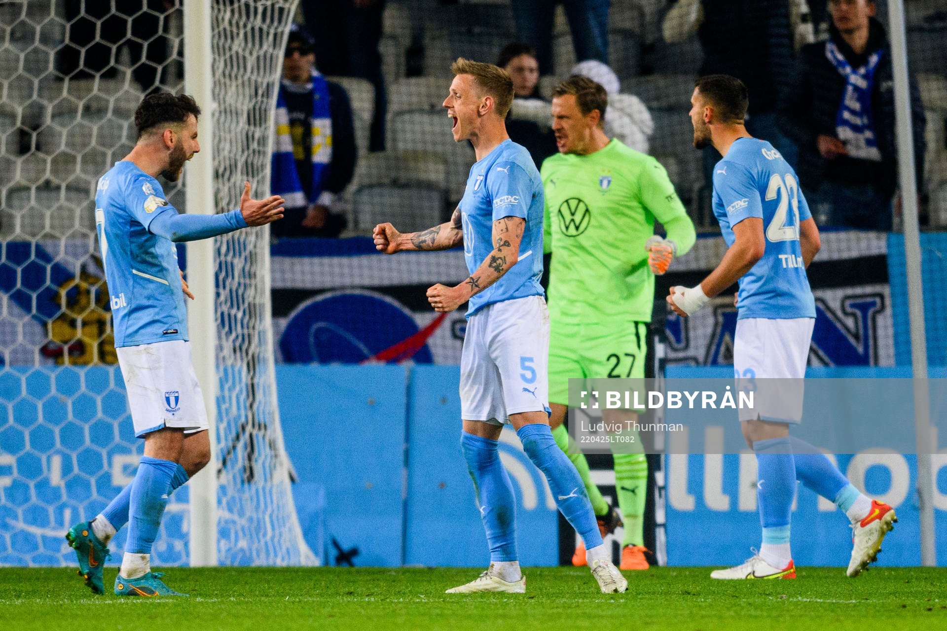 Malmö FFs Erdal Rakip och Anders Christiansen jublar efter fotbollsmatchen i Allsvenskan mellan Malmö FF och IFK Göteborg den 25 april 2022 i Malmö.