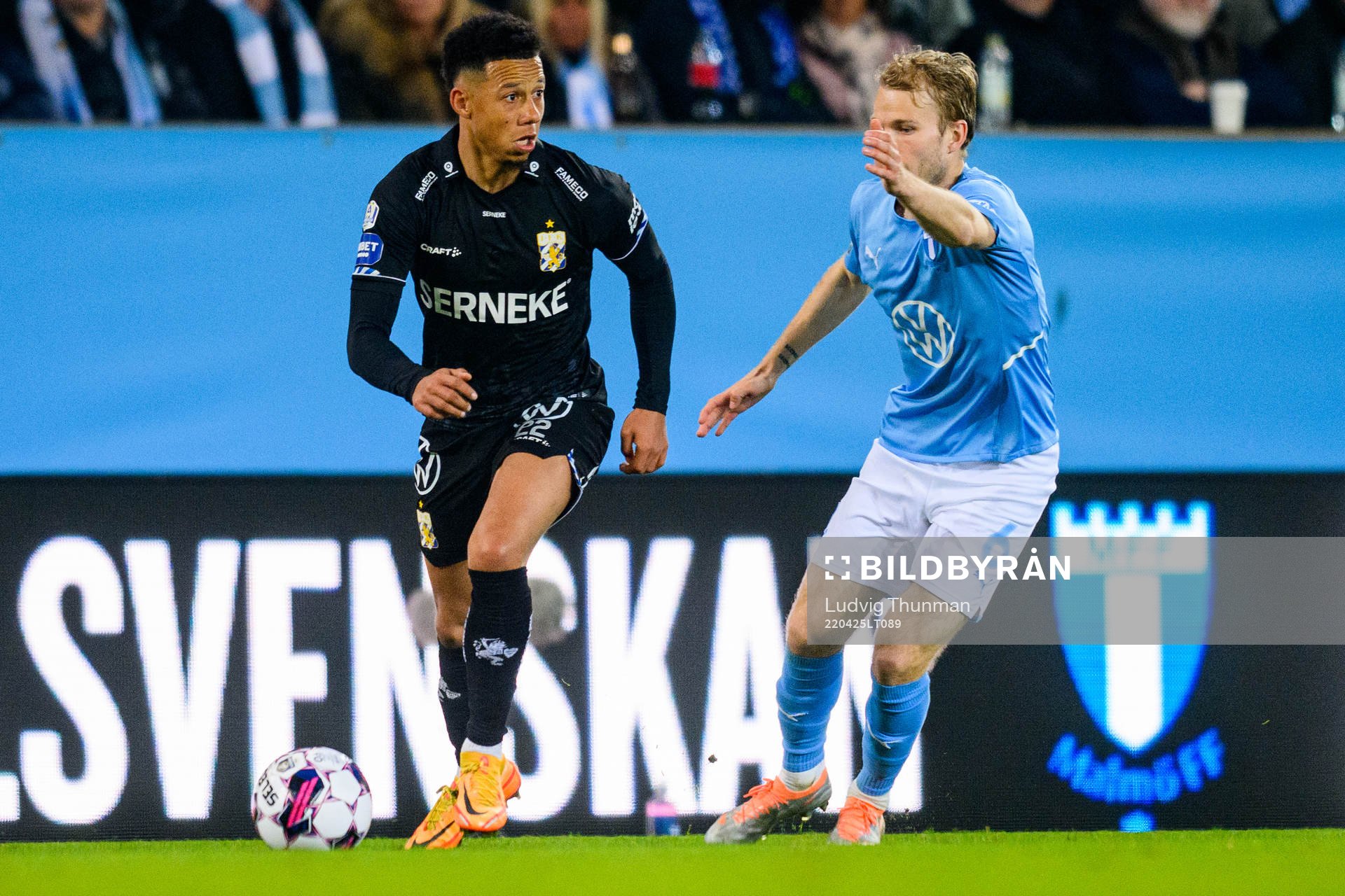 IFK Göteborgs Tobias Sana och Malmö FFs Oscar Lewicki under fotbollsmatchen i Allsvenskan mellan Malmö FF och IFK Göteborg den 25 april 2022 i Malmö.
