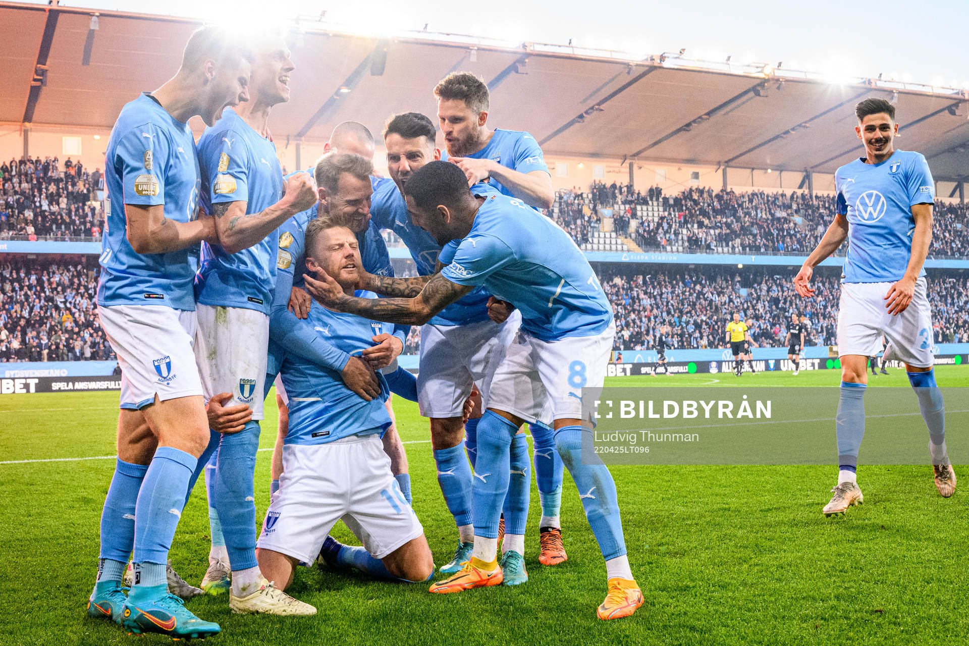 Malmö FFs Anders Christiansen kramas om efter han gjort 1-0 på straff under fotbollsmatchen i Allsvenskan mellan Malmö FF och IFK Göteborg den 25 april 2022 i Malmö.