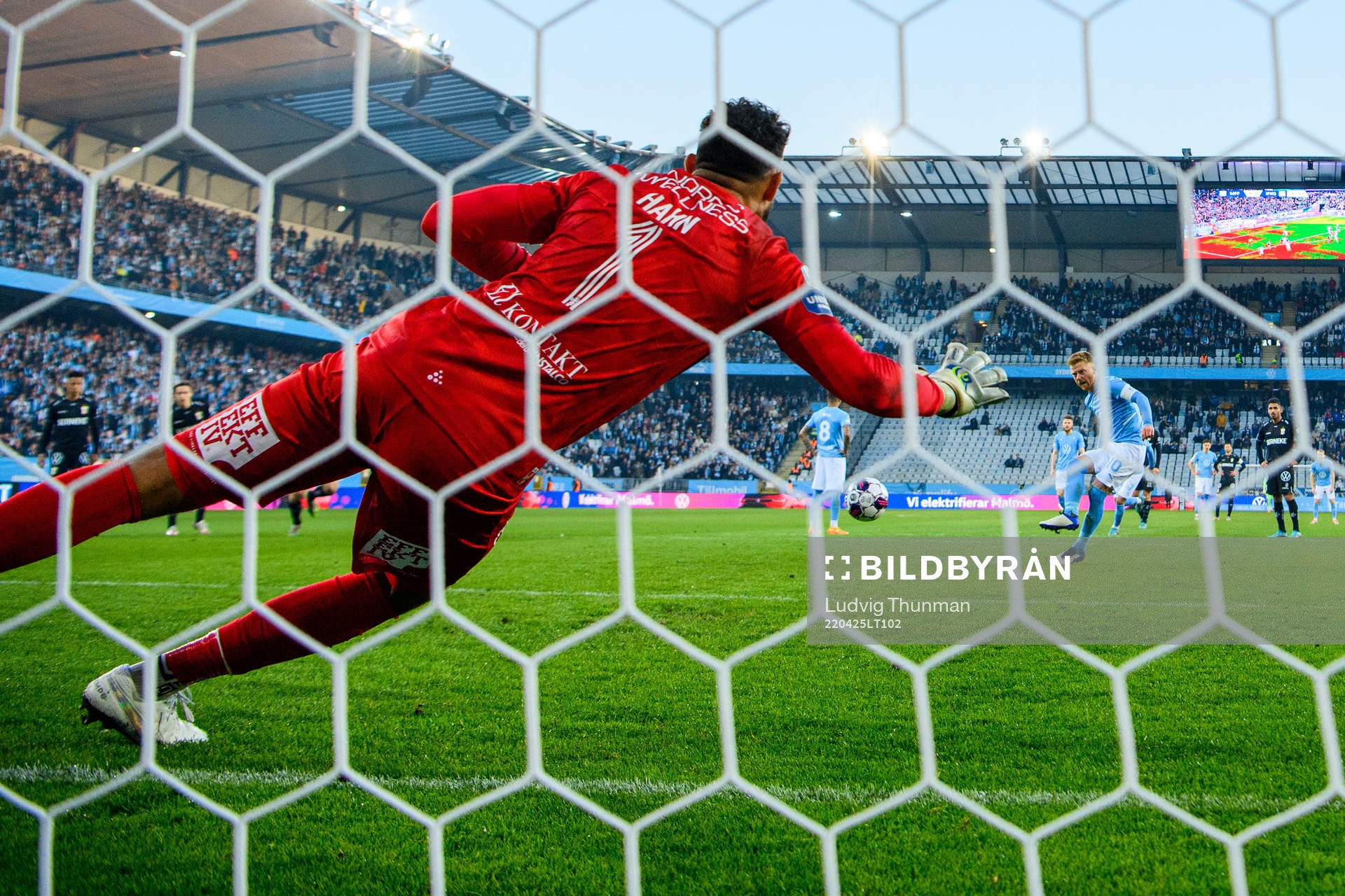 Malmö FFs Anders Christiansen gör 1-0 på straff bakom IFK Göteborgs målvakt Warner Hahn under fotbollsmatchen i Allsvenskan mellan Malmö FF och IFK Göteborg den 25 april 2022 i Malmö.