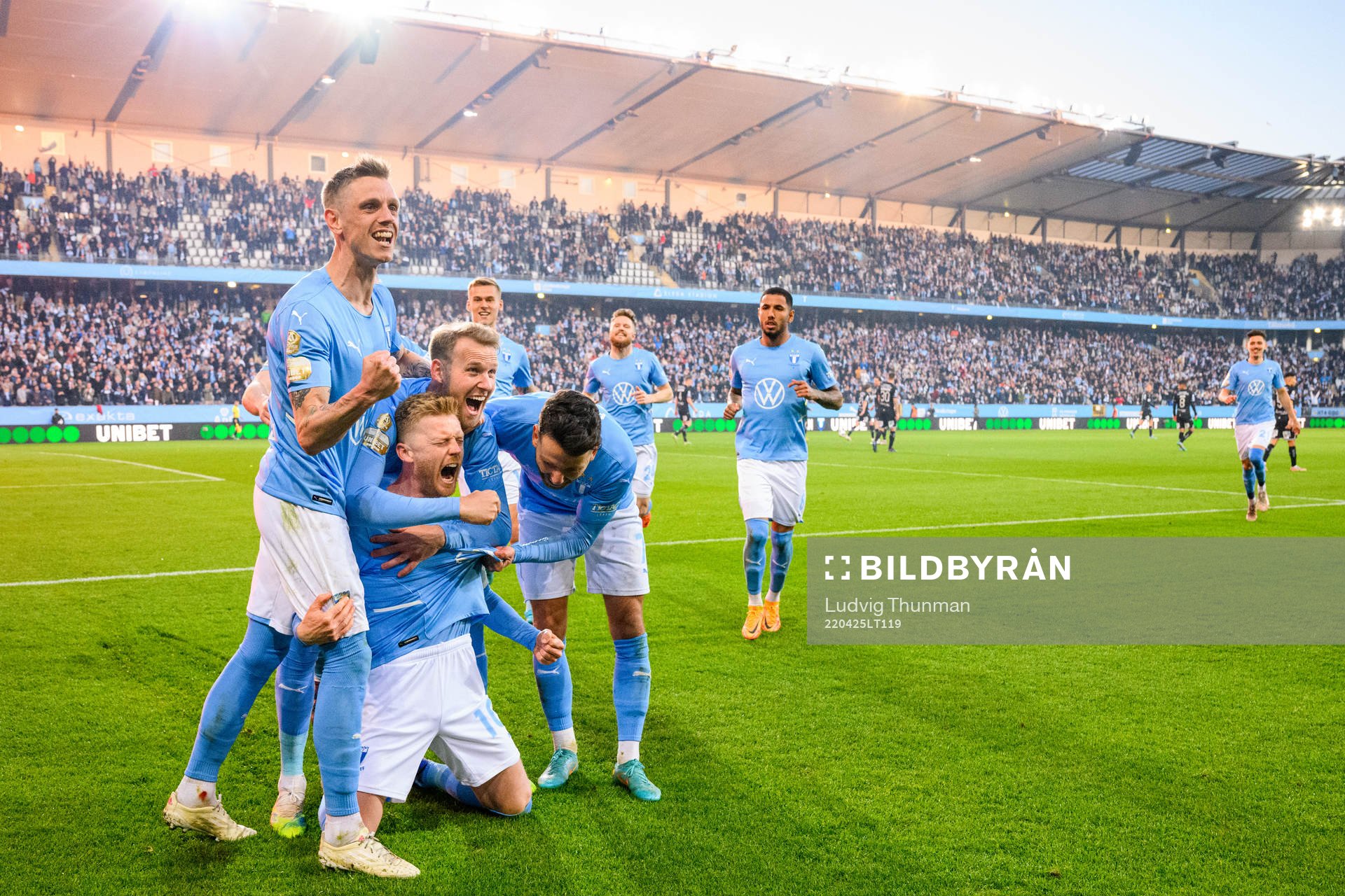 Malmö FFs Anders Christiansen kramas om efter han gjort 1-0 på straff under fotbollsmatchen i Allsvenskan mellan Malmö FF och IFK Göteborg den 25 april 2022 i Malmö.