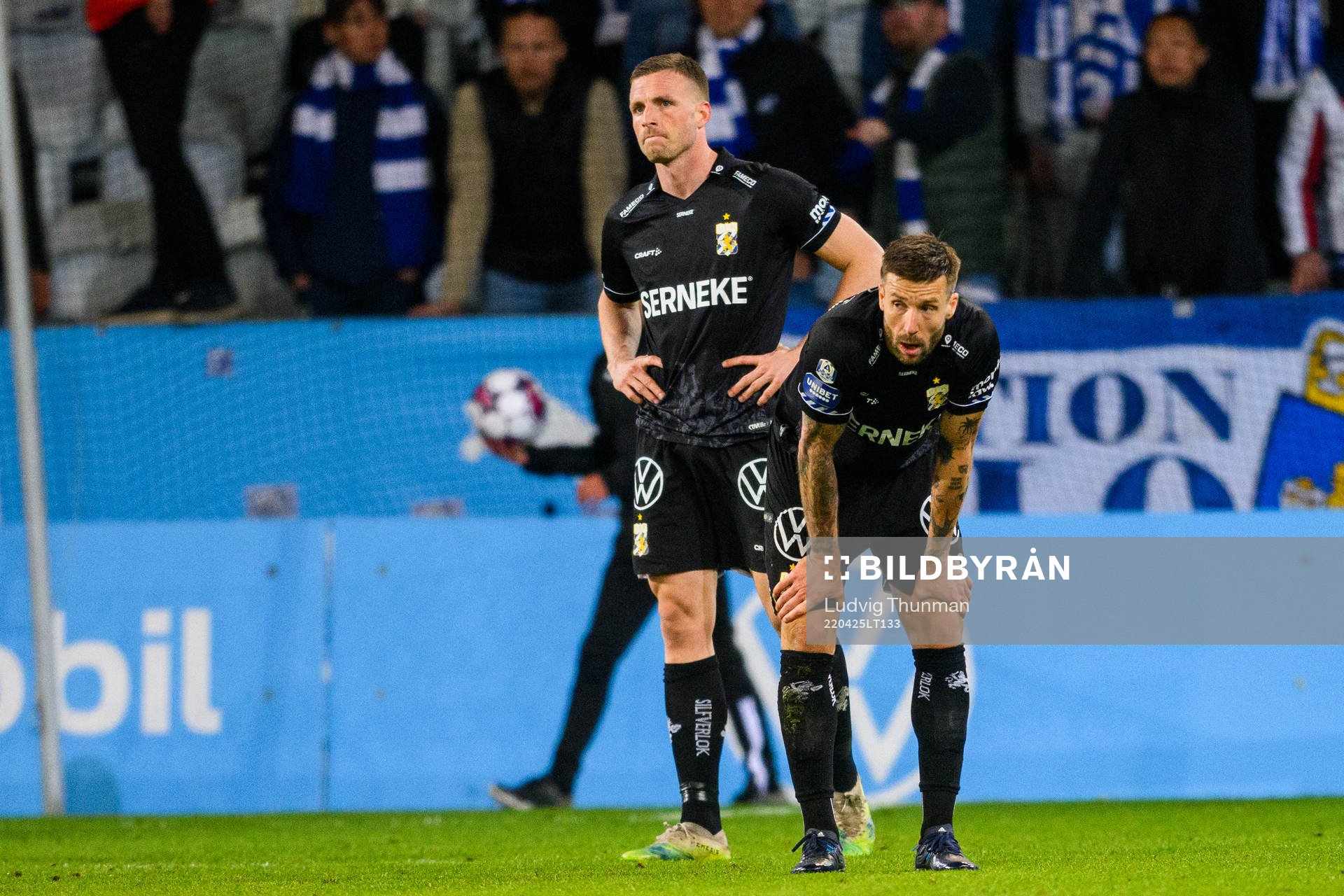 IFK Göteborgs Oscar Wendt och Mattias Bjärsmyr deppar