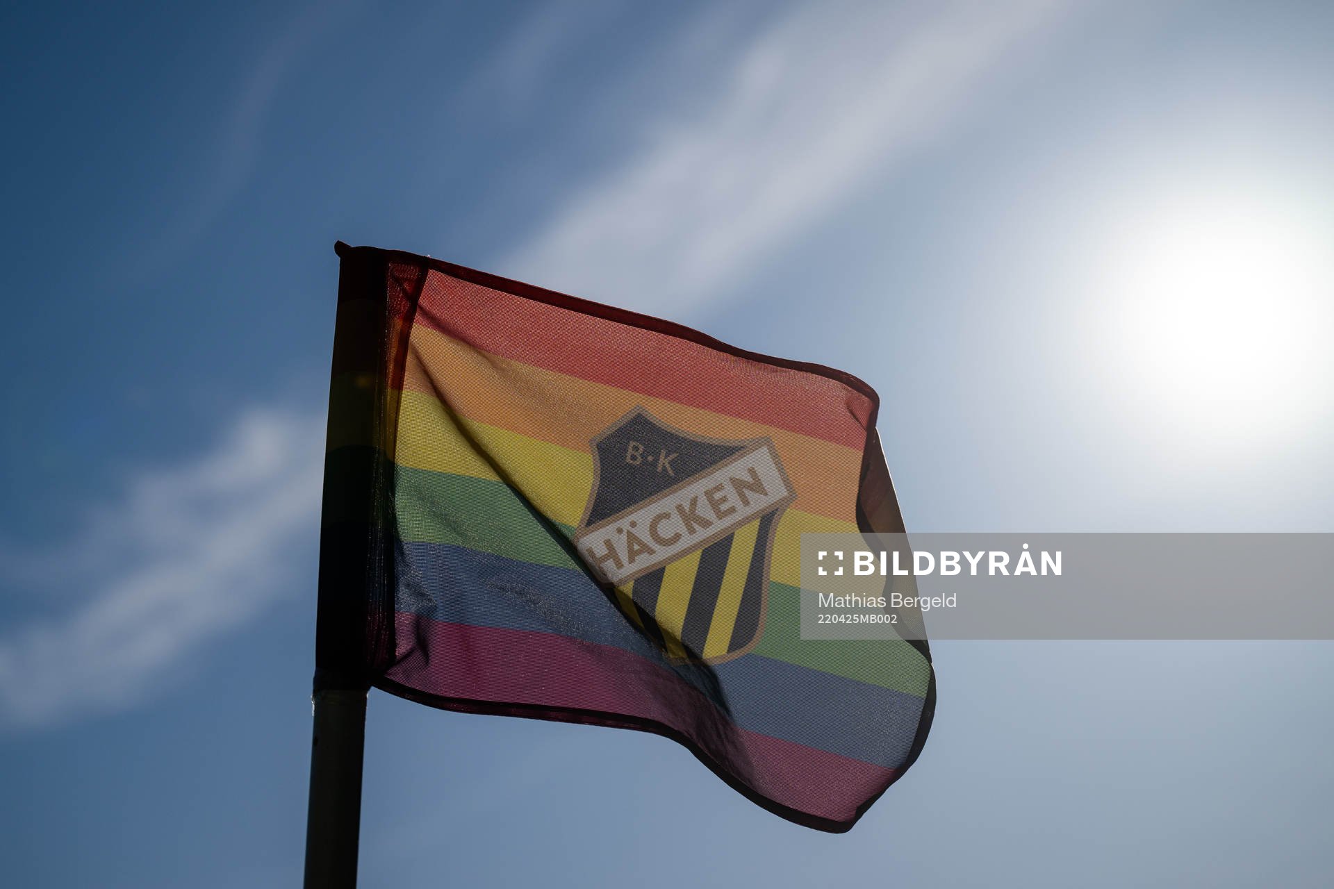 En regnbågsfärgad hörnflagga med Häckens klubbmärke