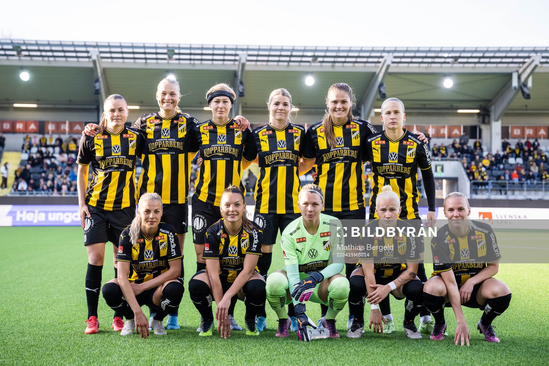 Häckens spelare ställer upp för en lagbild inför fotbollsmatchen i Damallsvenskan mellan Häcken och FC Rosengård den 25 april 2022 i Göteborg.