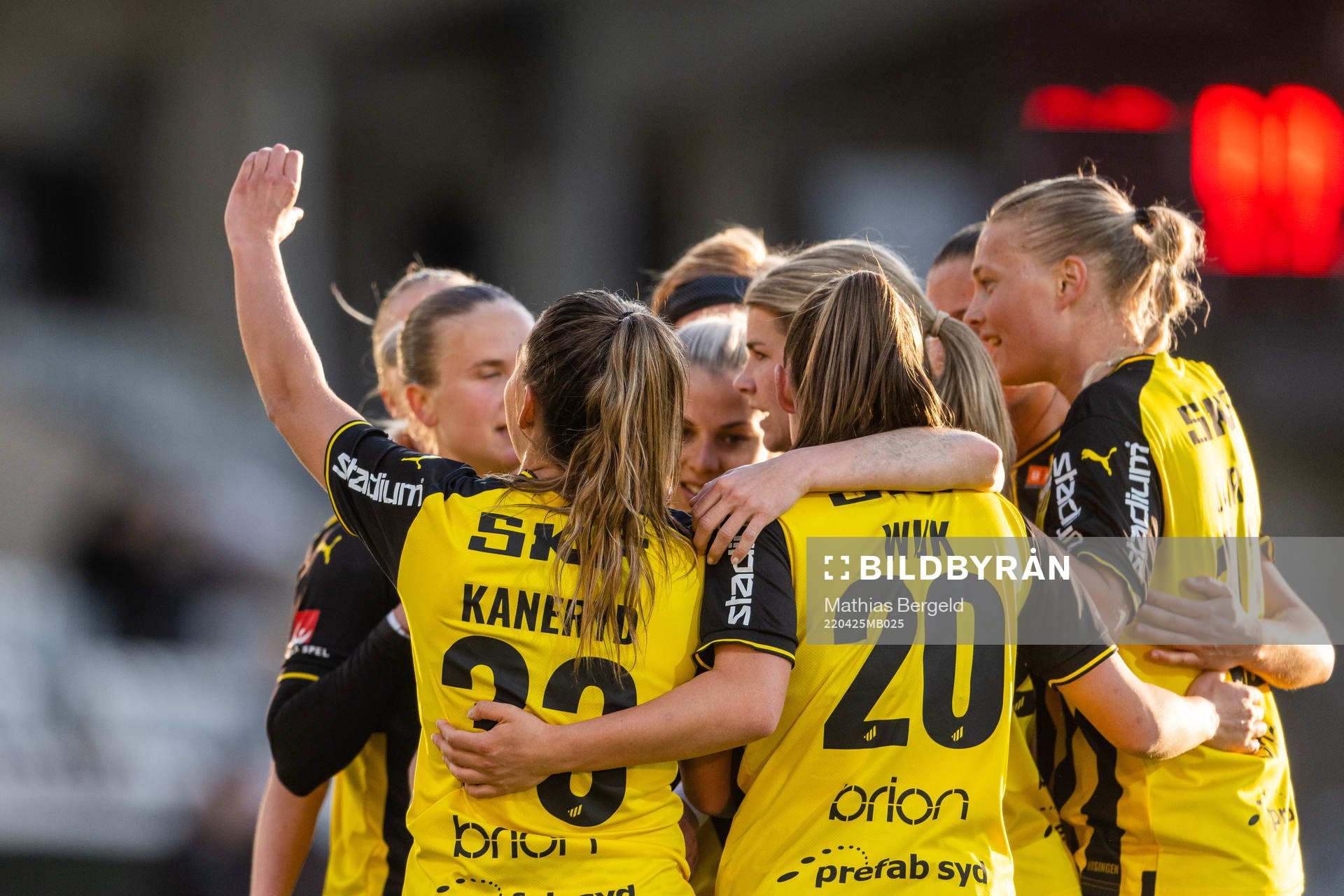 Häckens Johanna Ryttning Kaneryd jublar med lagkamrater