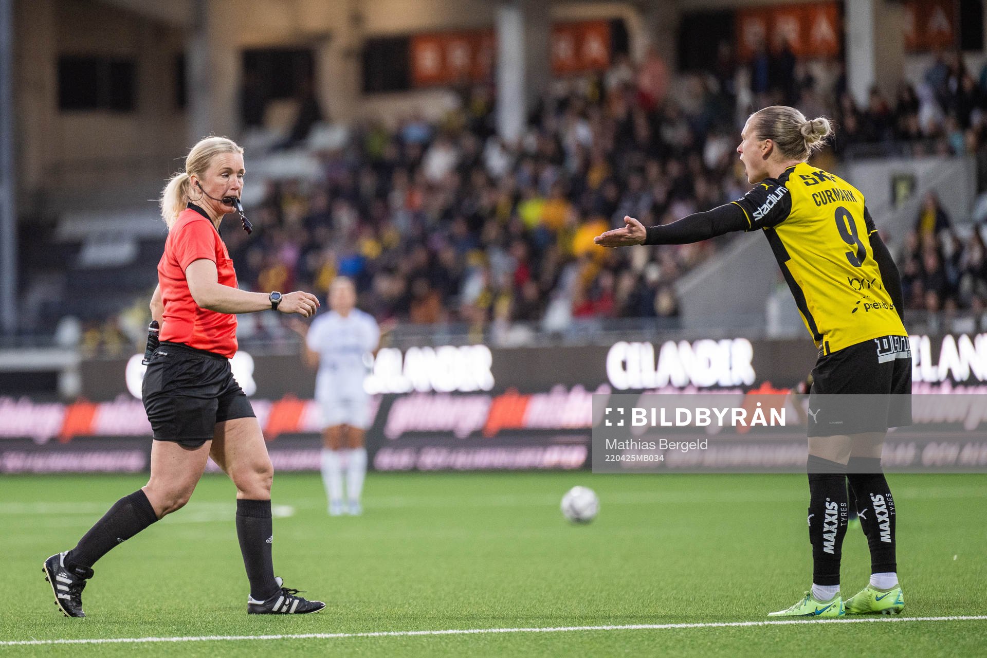 Häckens Filippa Curmark reagerar mot domare Sara Persson