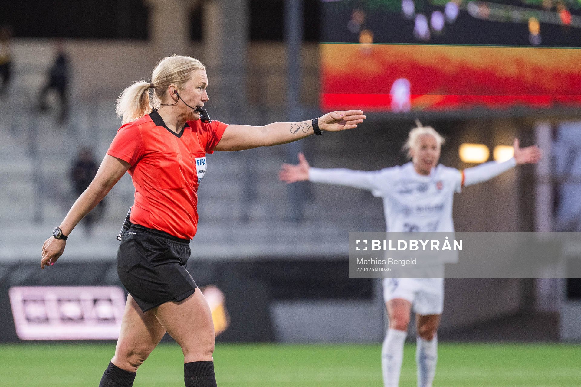 domare Sara Persson dömer straff för Rosengård under fotbollsmatchen i Damallsvenskan mellan Häcken och FC Rosengård den 25 april 2022 i Göteborg.