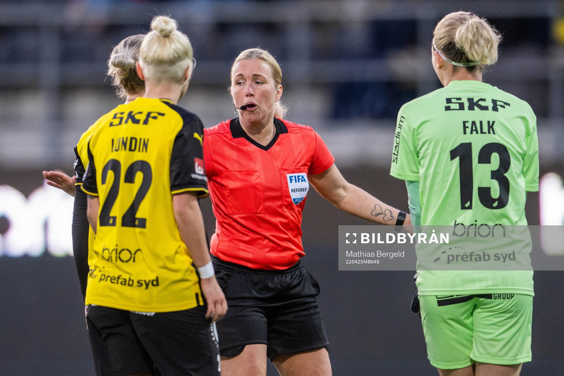 Häckens Marika Bergman Lundin och målvakt Jennifer Falk