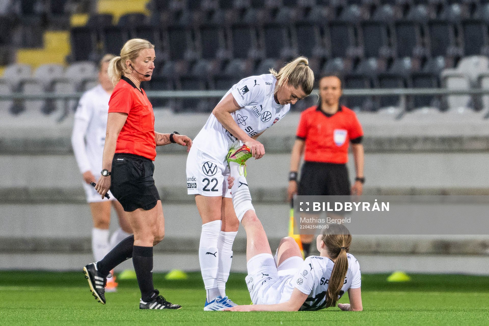 Rosengårds Olivia Schough hjälper Bea Sprung som har kramp