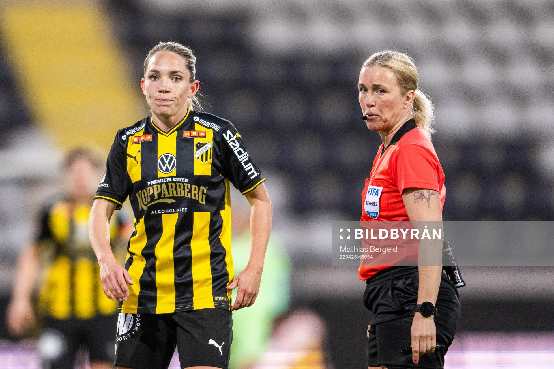Häckens Elin Rubensson och domare Sara Persson