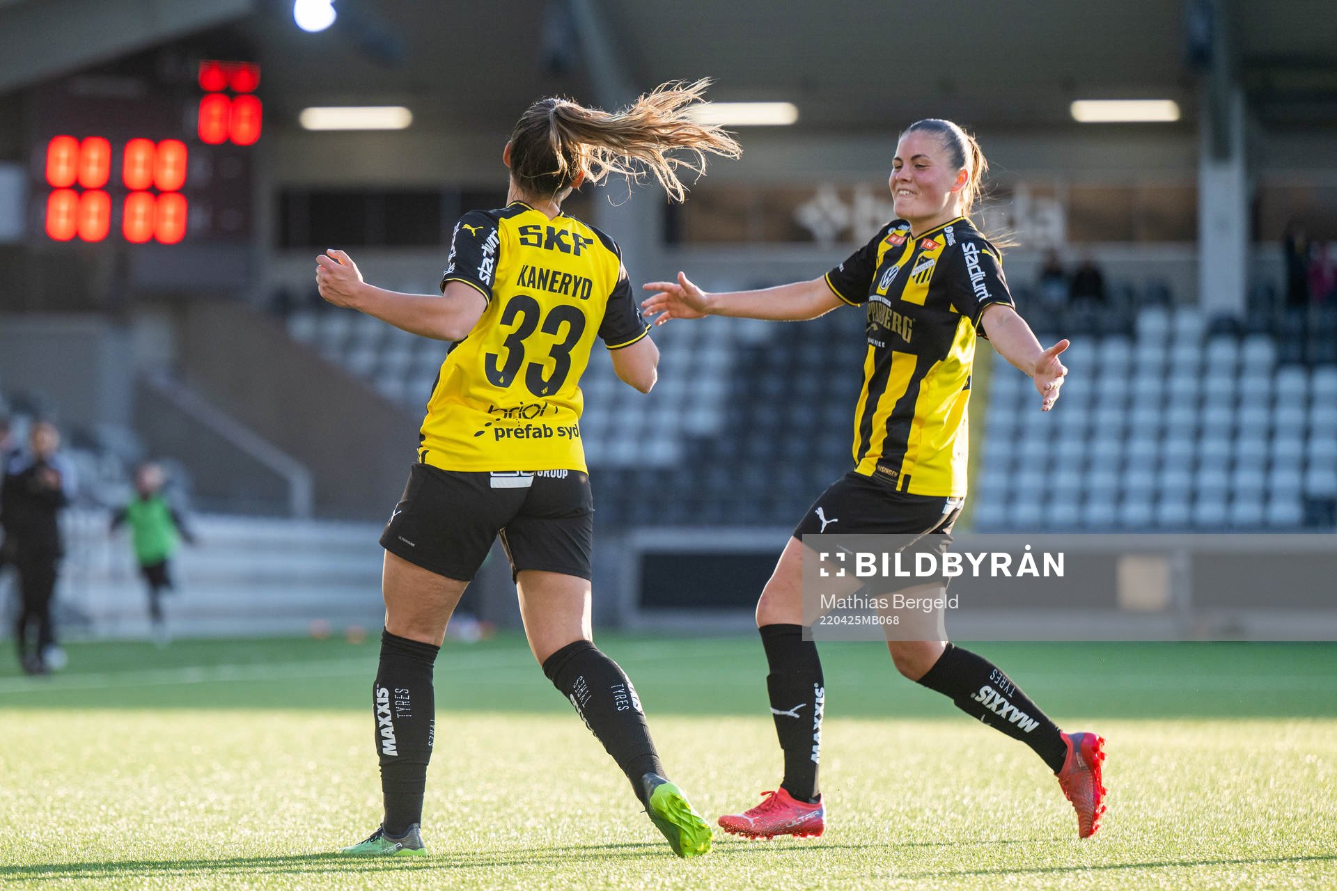 Häckens Johanna Ryttning Kaneryd jublar med Hanna Wijk