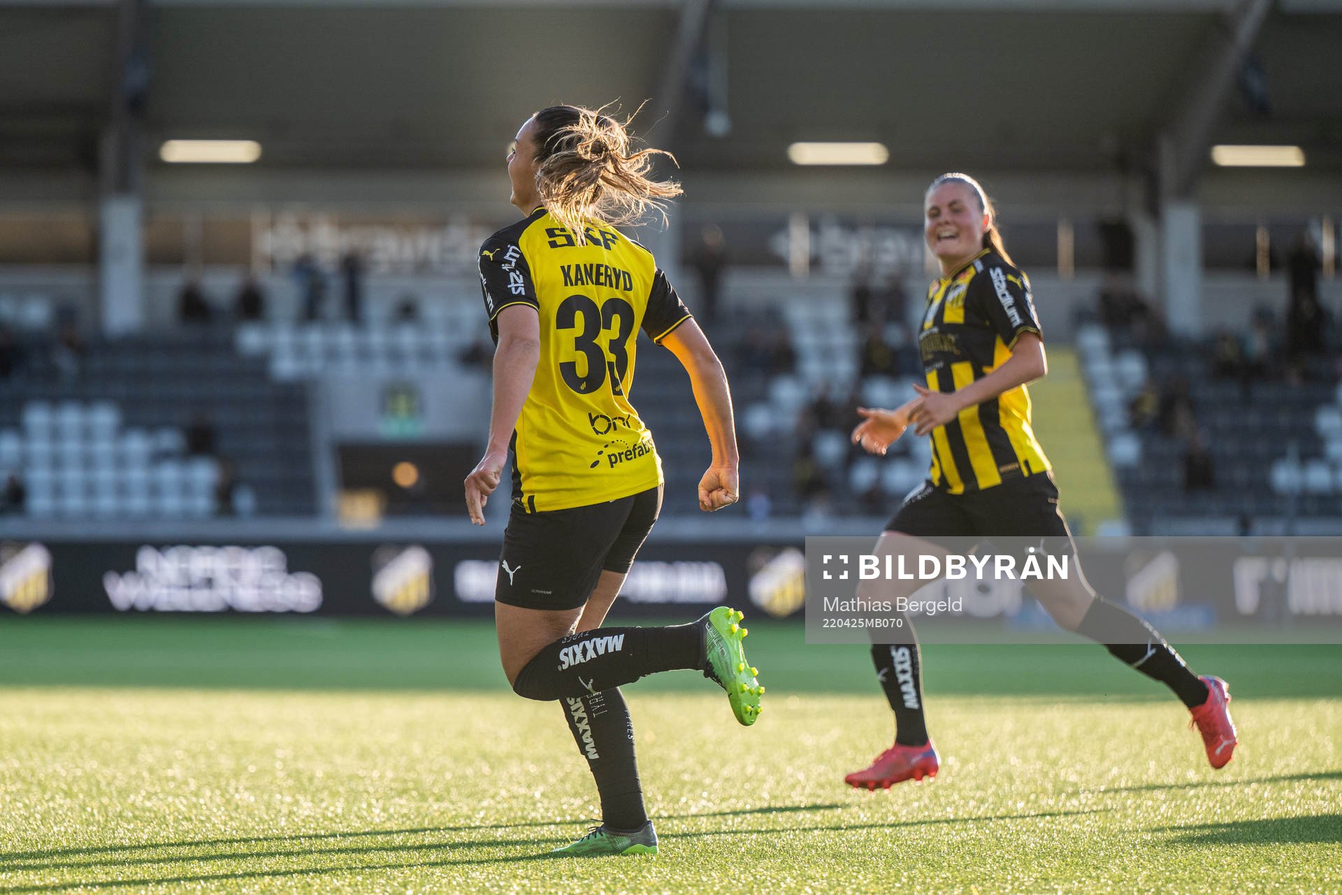 Häckens Johanna Ryttning Kaneryd jublar med Hanna Wijk