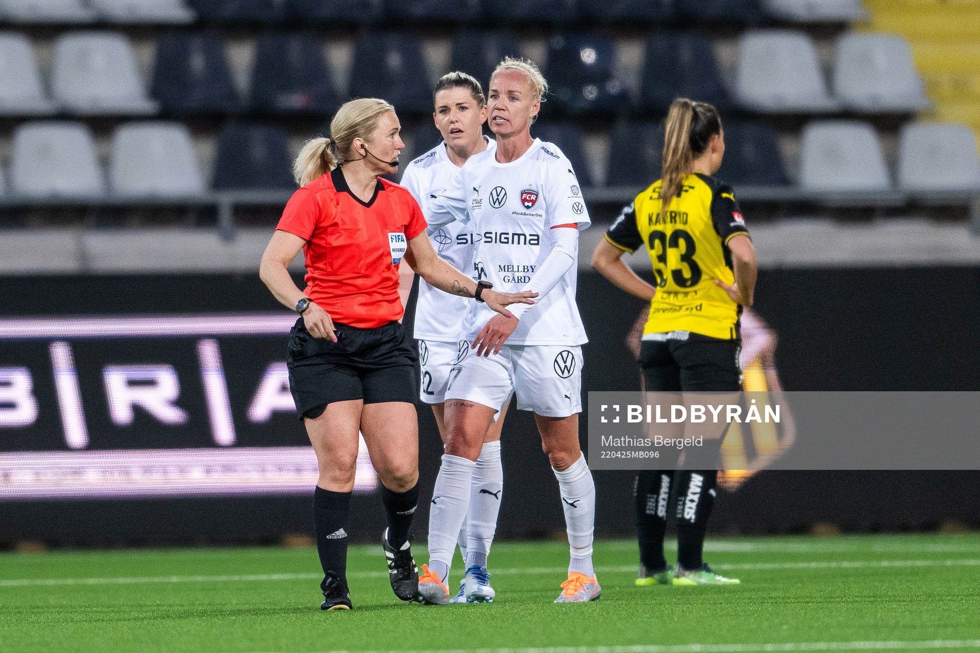 domare Sara Persson och Rosengårds Olivia Schough samt