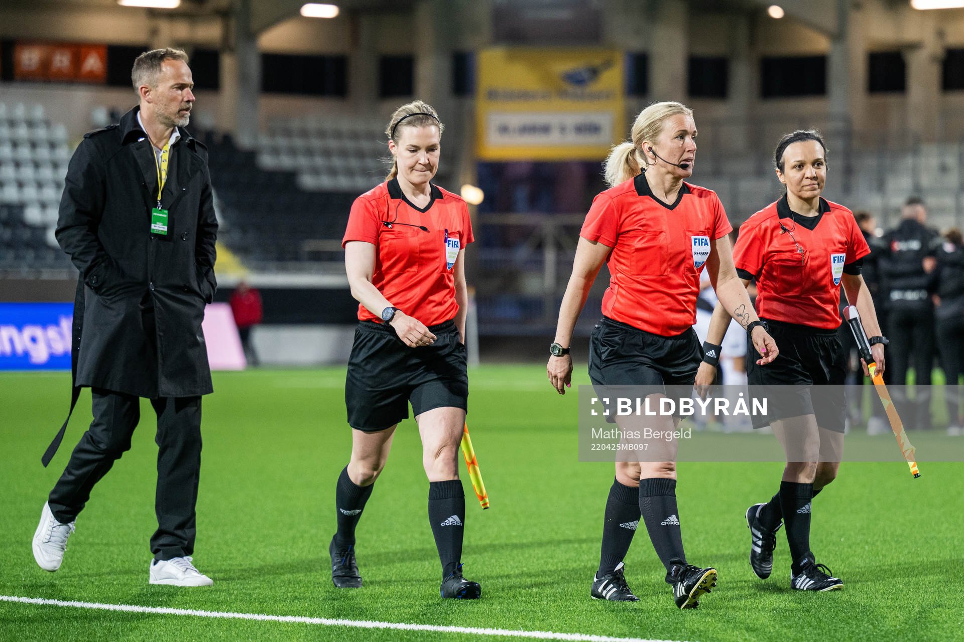 Häckens fotboll- och utvecklingsansvarige Christian Lundström med assisterande domare Camilla Stendahl, domare Sara Persson och assisterande domare Jilan Taher efter fotbollsmatchen i Damallsvenskan mellan Häcken och FC Rosengård den 25 april 2022 i Göteborg.