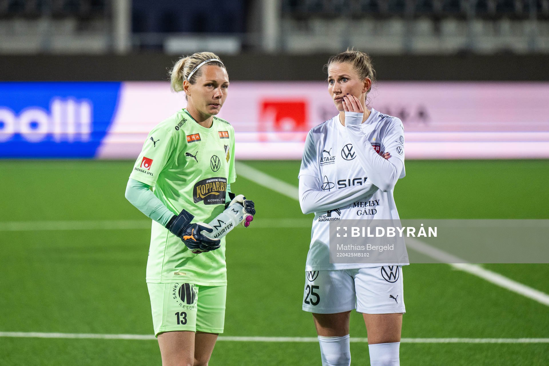 Häckens målvakt Jennifer Falk och Rosengårds Emma Berglund efter fotbollsmatchen i Damallsvenskan mellan Häcken och FC Rosengård den 25 april 2022 i Göteborg.