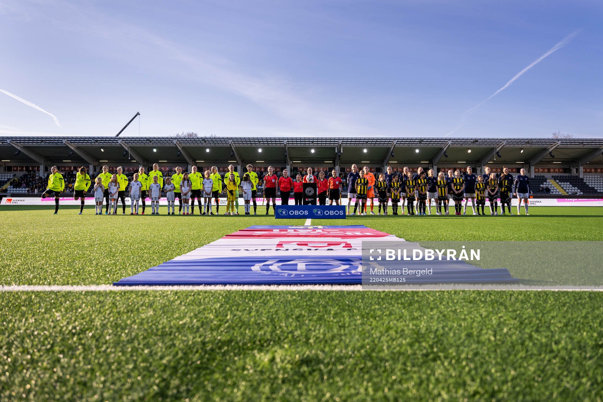 Häckens och Rosengårds spelare vid line up