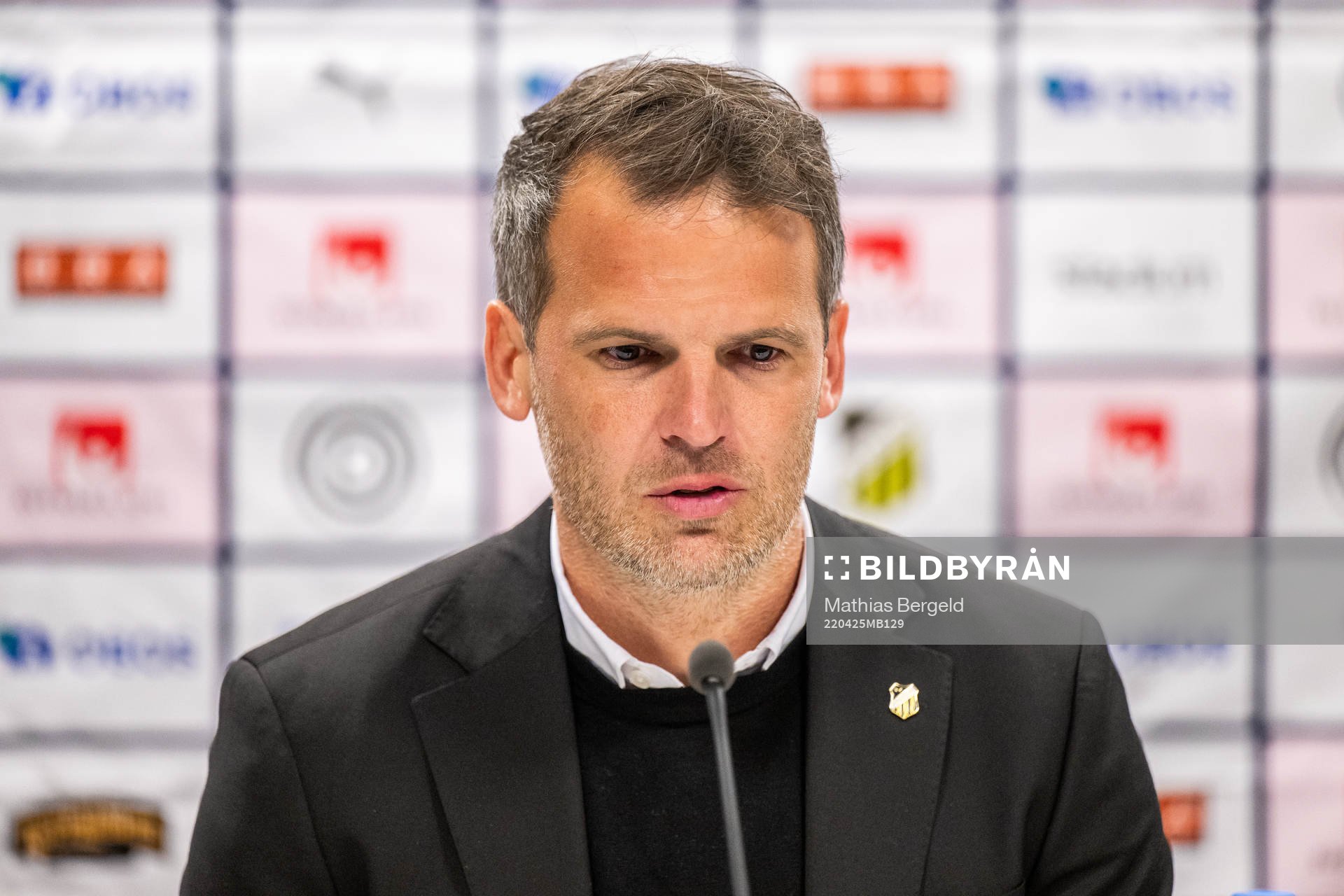 Häckens tränare Robert Vilahamn på presskonferensen