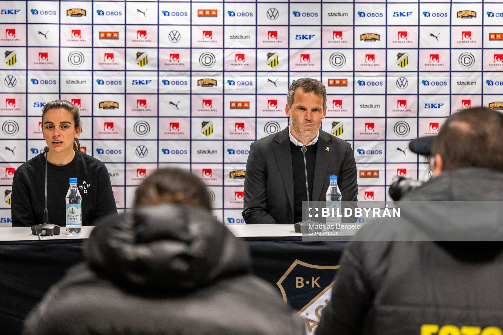 Rosengårds tränare Renee Slegers och Häckens tränare Robert Vilahamn på presskonferensen efter fotbollsmatchen i Damallsvenskan mellan Häcken och FC Rosengård den 25 april 2022 i Göteborg.