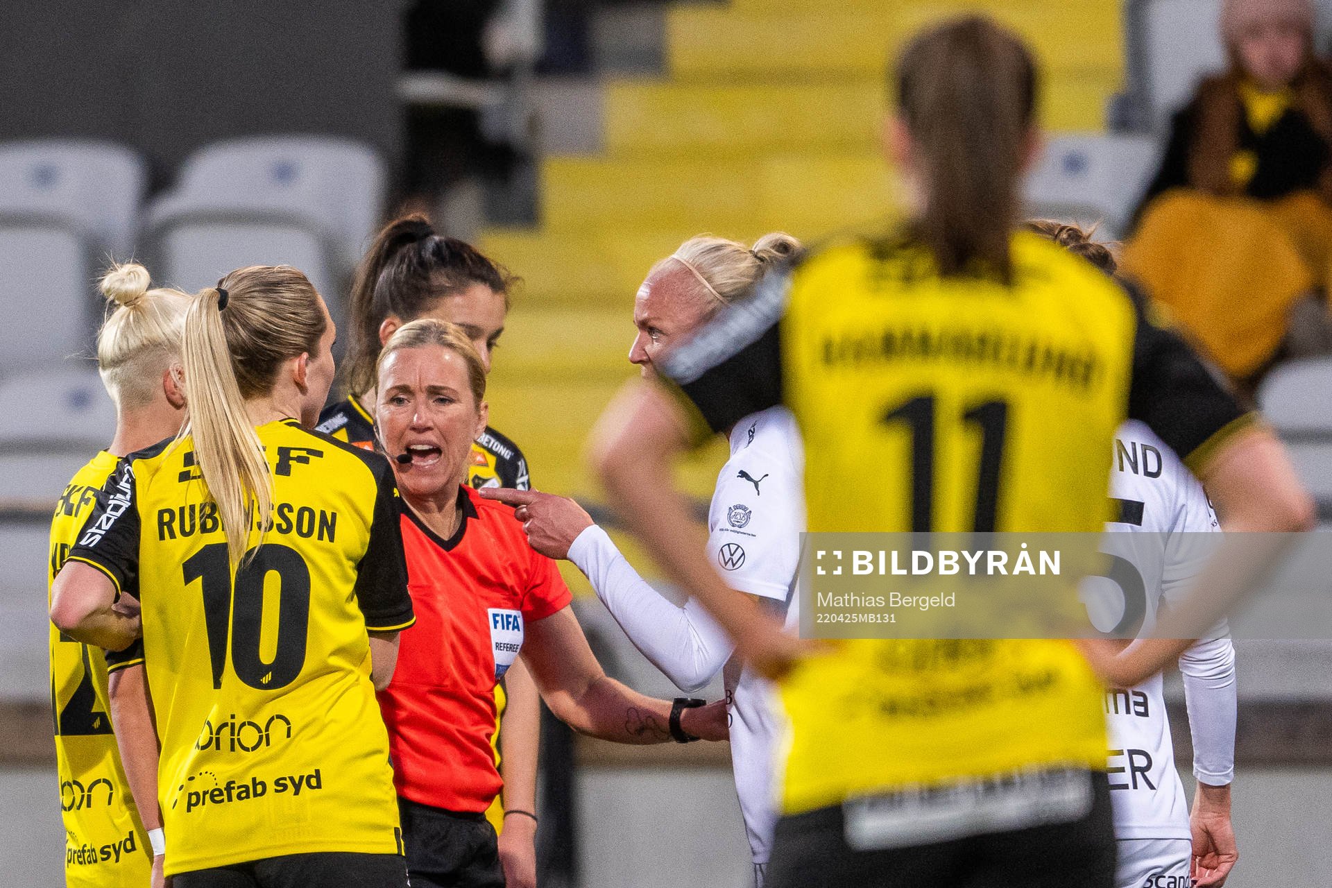 domare Sara Persson mellan Häckens Marika Bergman Lundin
