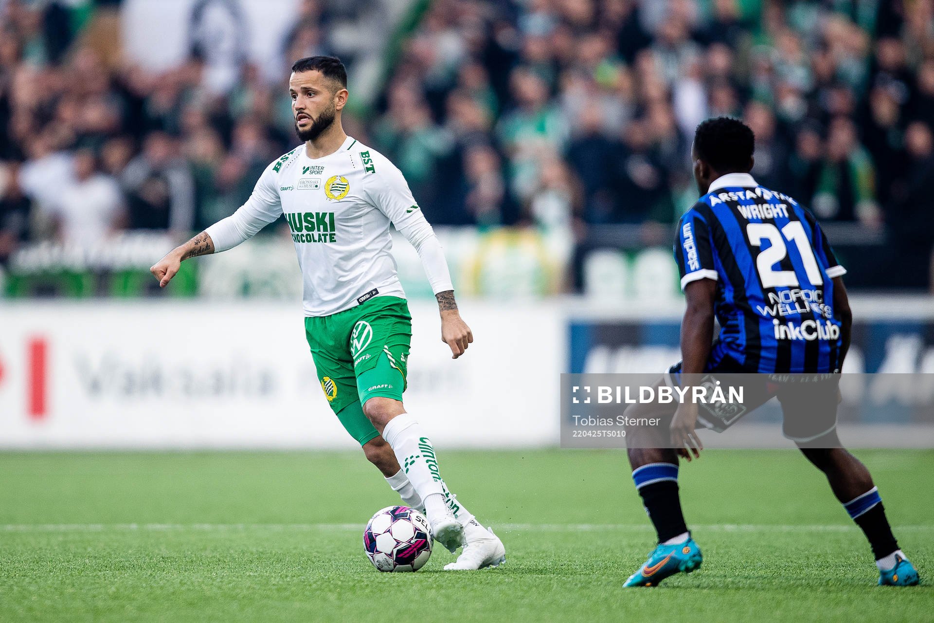 Hammarbys Mohanad Jeahze och Sirius Kevin Wright under fotbollsmatchen i Allsvenskan mellan Sirius och Hammarby den 25 april 2022 i Uppsala.