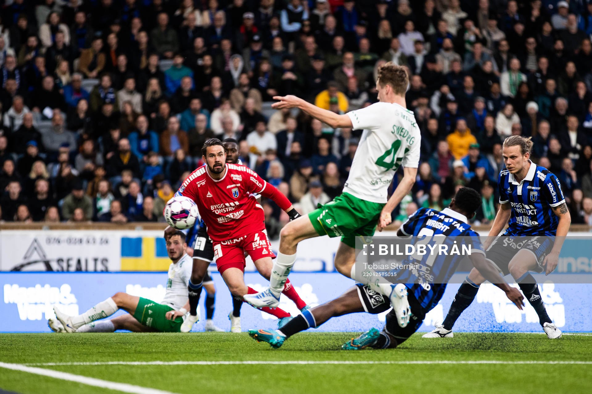 Hammarbys Williot Swedberg gör 0-1 bakom Sirius målvakt