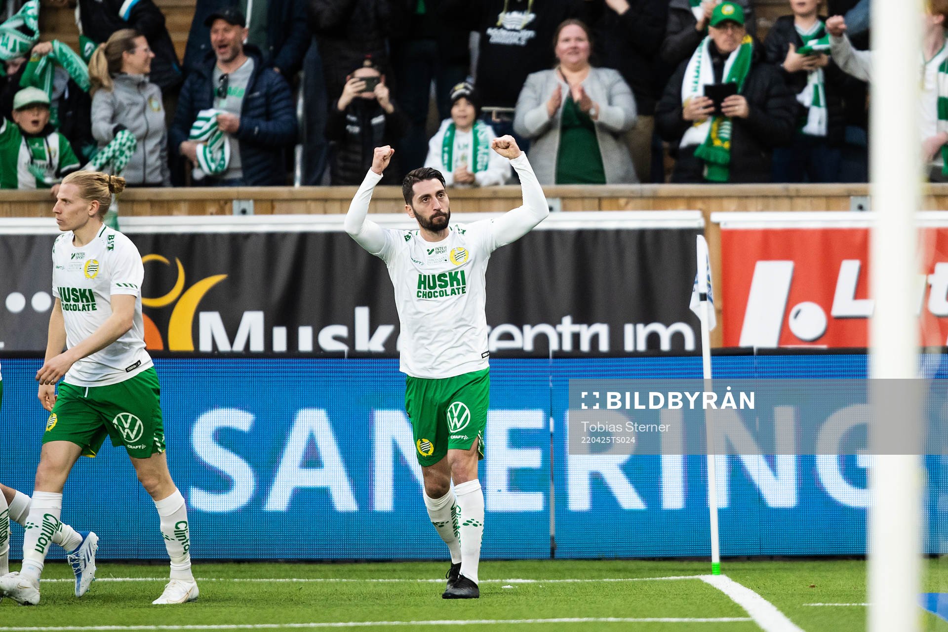 Hammarbys Nahir Besara jublar