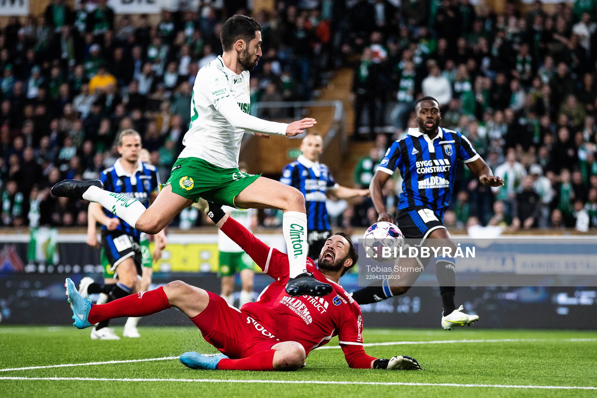 Hammarbys Nahir Besara och Sirius målvakt Tommi Vaiho