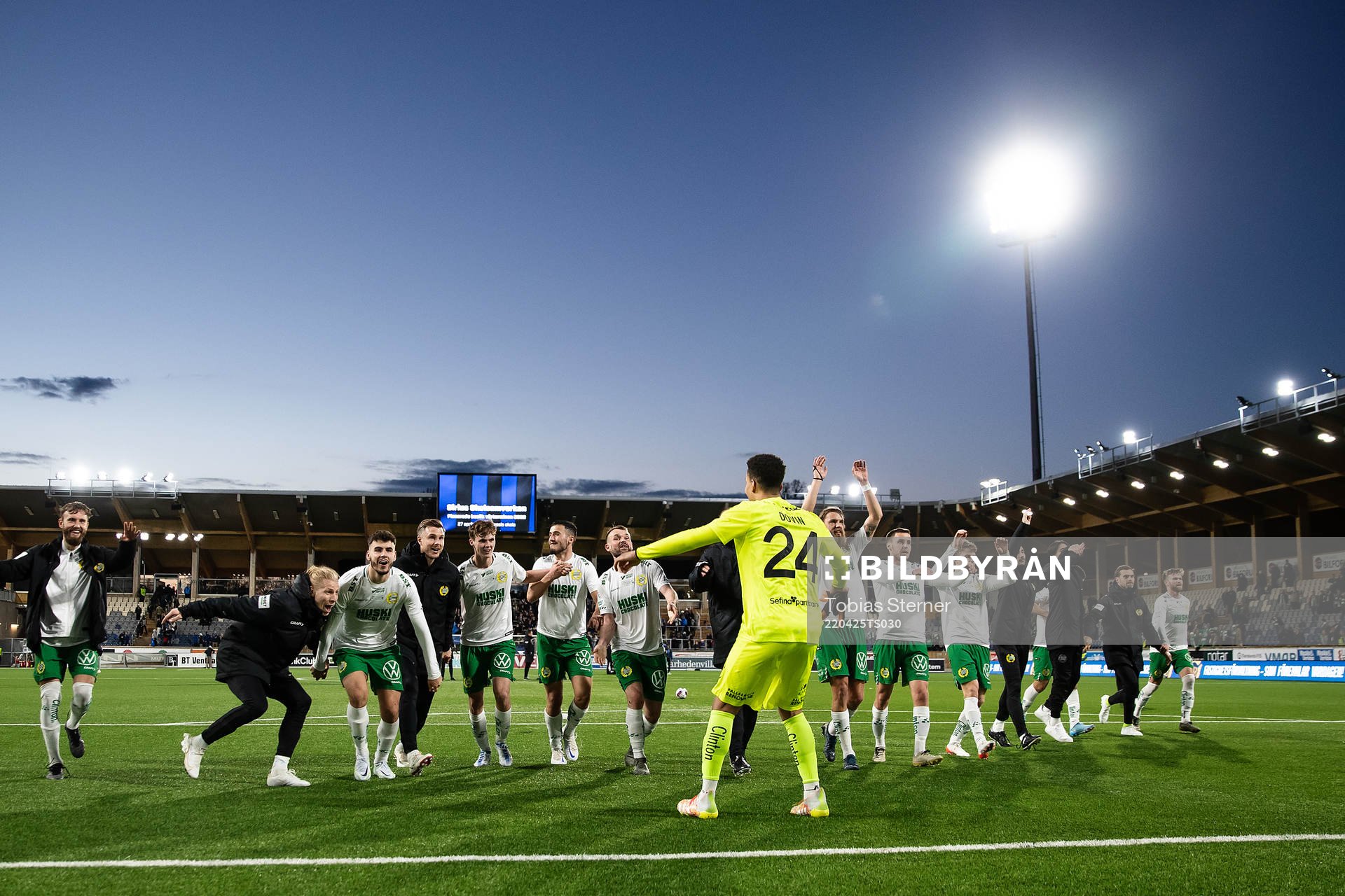 Hammarbys spelare jublar med målvakt Oliver Dovin
