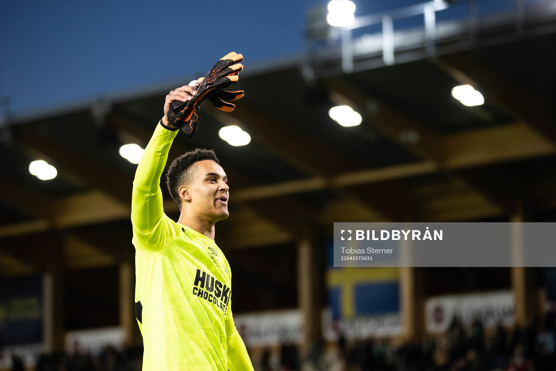 Hammarbys målvakt Oliver Dovin jublar